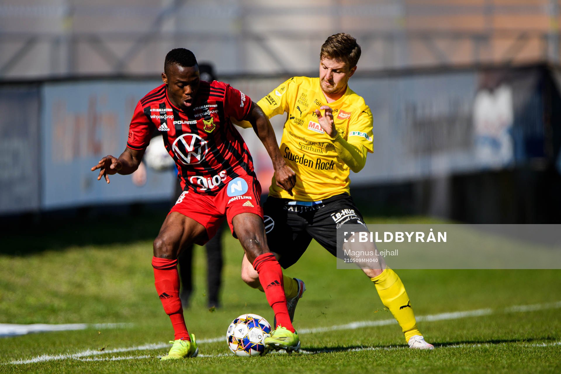 Östersunds Patrick Kpozo och Mjällbys Joel Nilsson