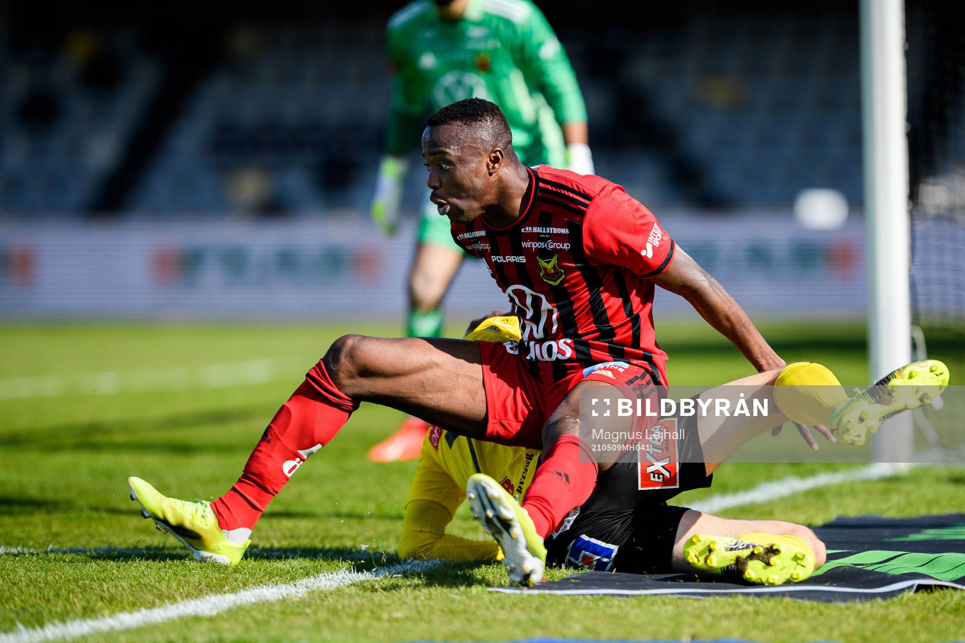 Östersunds Patrick Kpozo och Mjällbys Viktor Gustafson