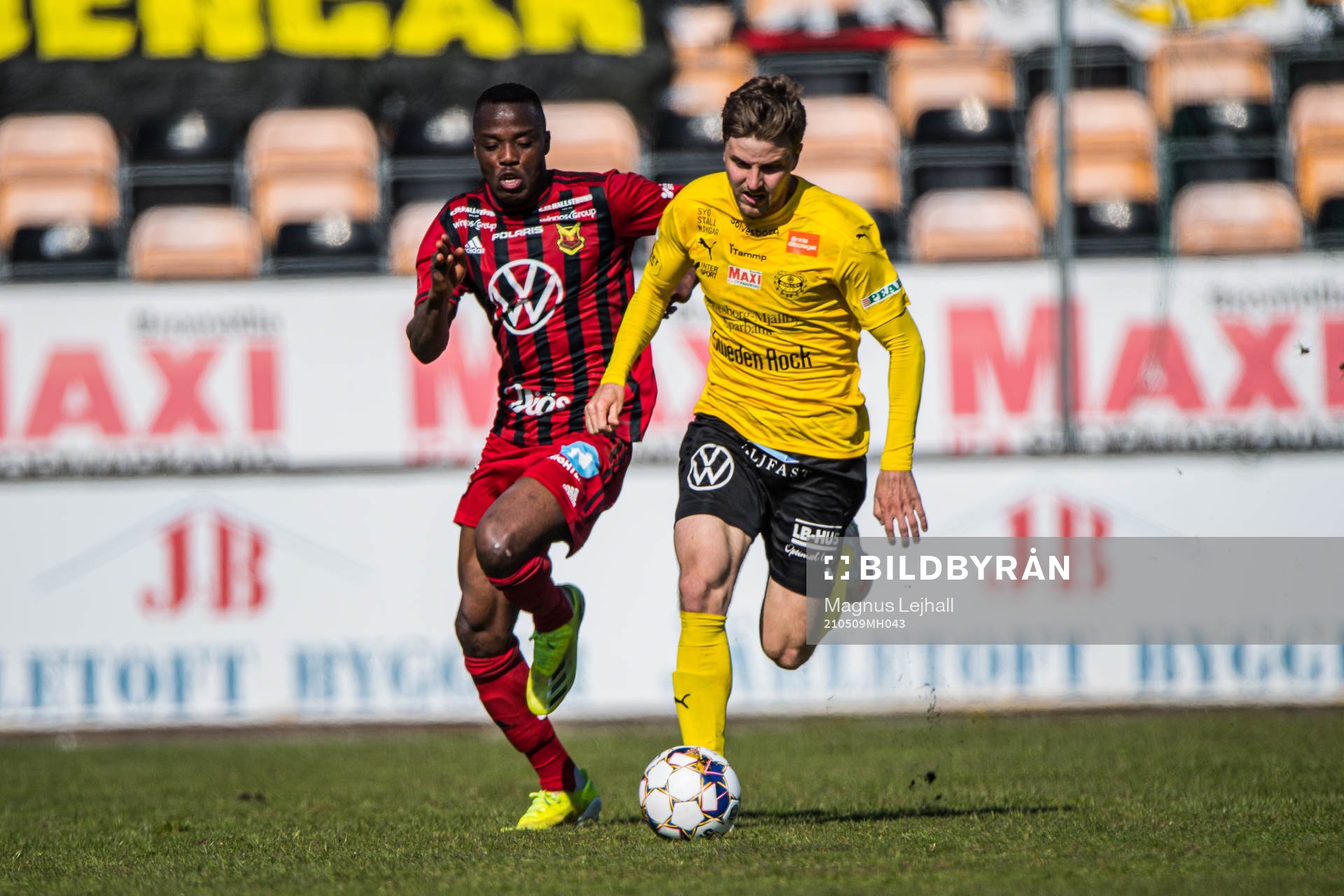 Mjällbys Joel Nilsson  och Östersunds Patrick Kpozo