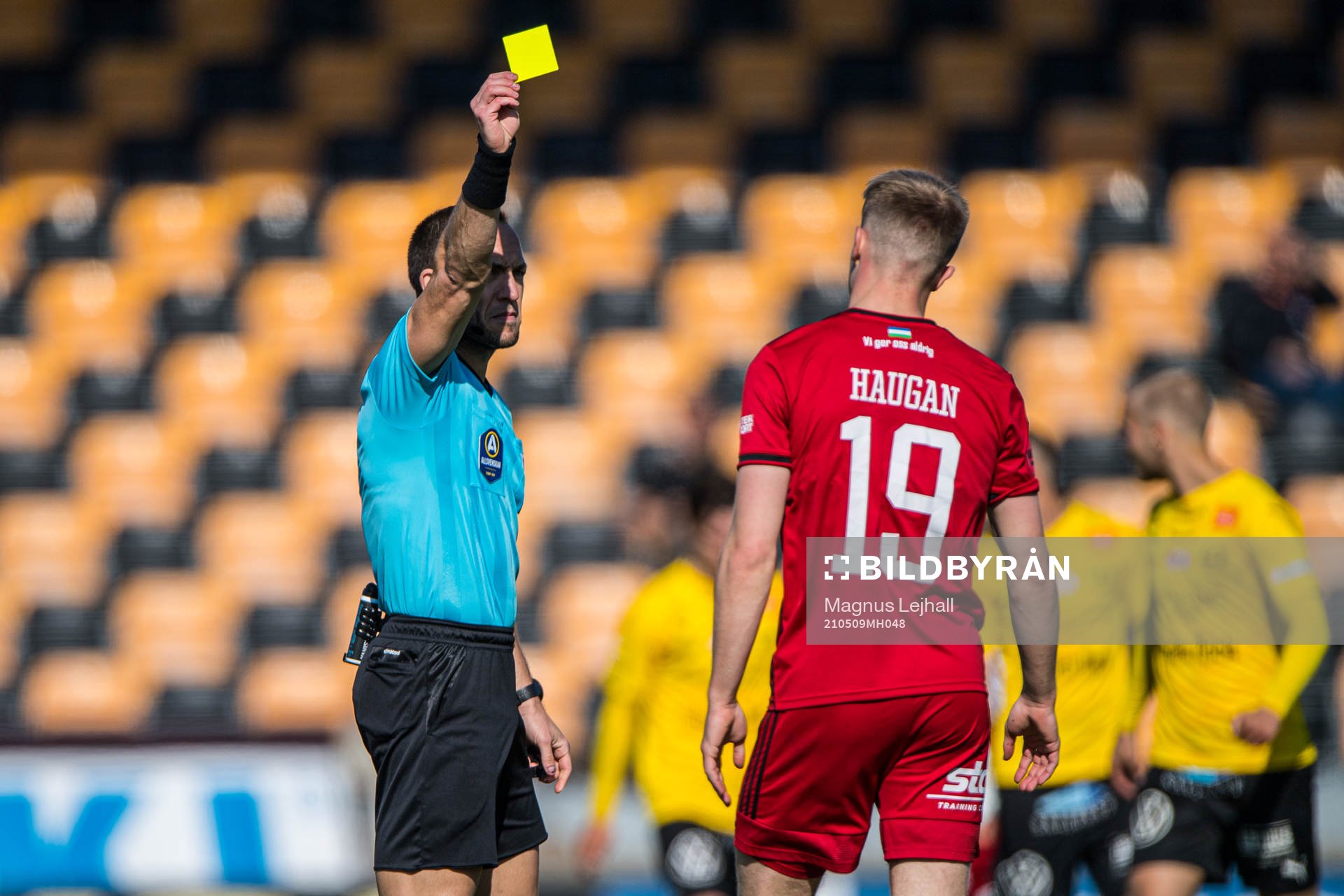 Östersunds Eirik Haugan  får gult kort