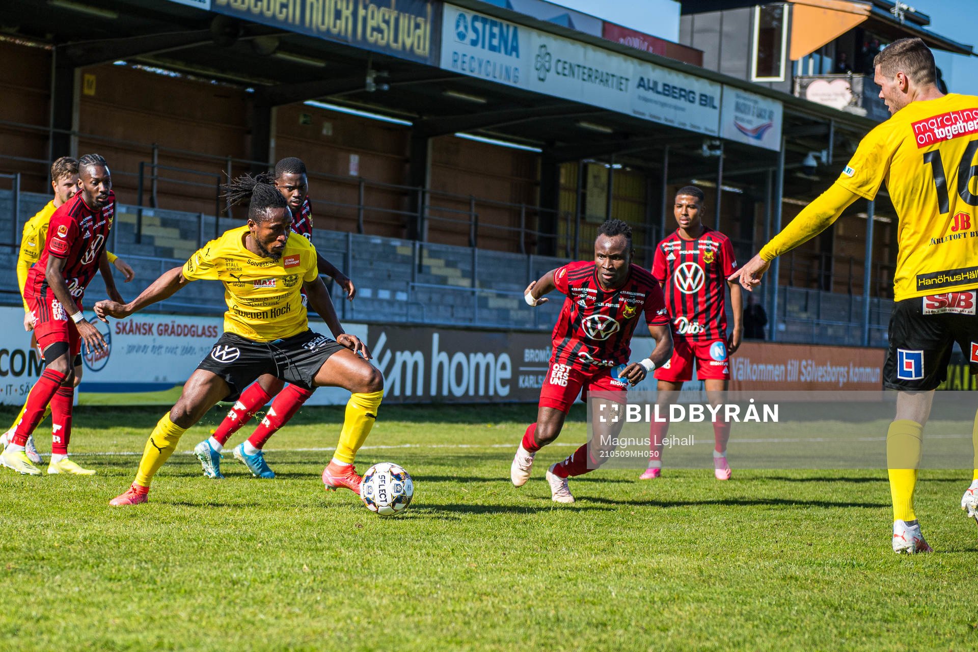 Mjällbys Mamudu Moro och Östersunds Isak Ssewankambo ,