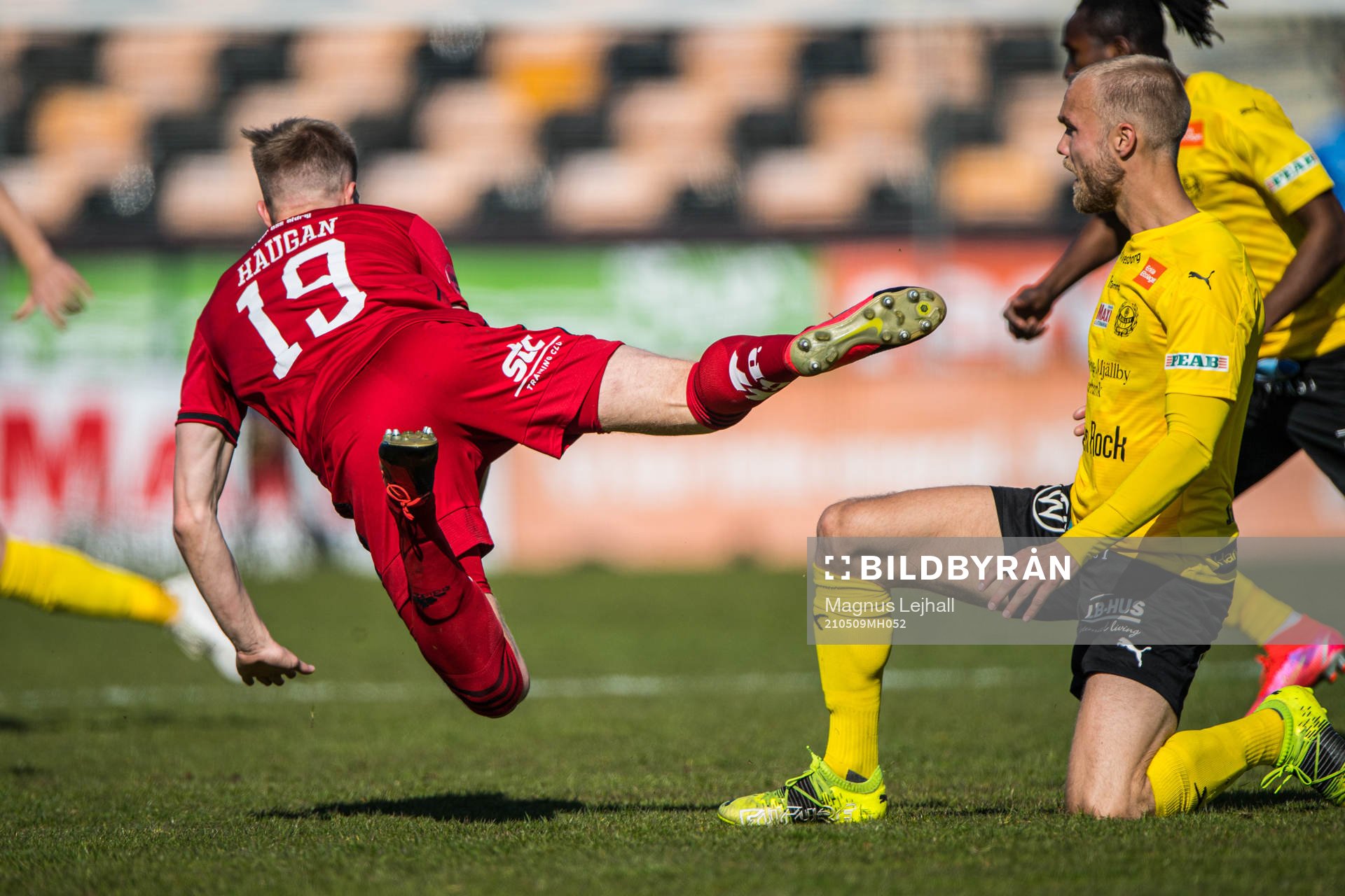 Östersunds Eirik Haugan faller över Mjällbys Viktor