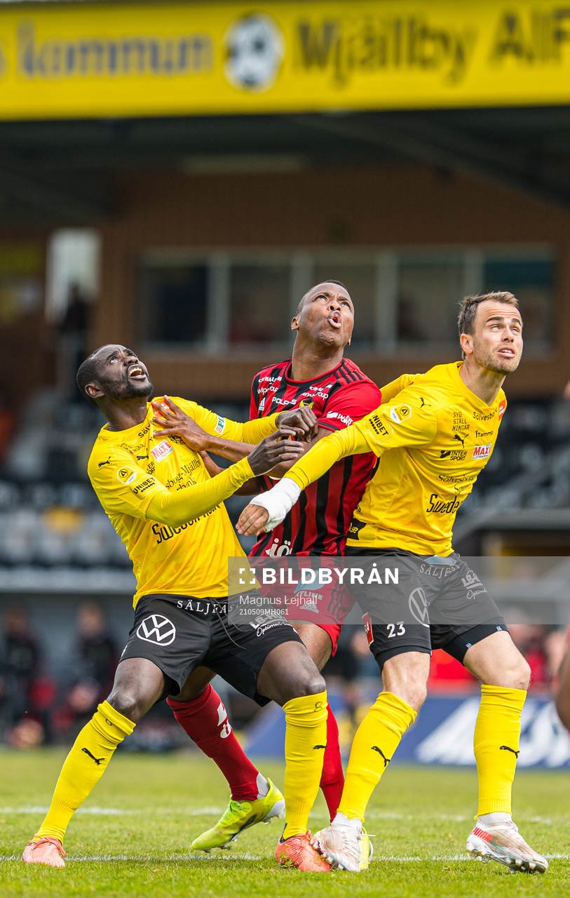 Mjällbys Enock Kofi Adu och Andreas Blomqvist