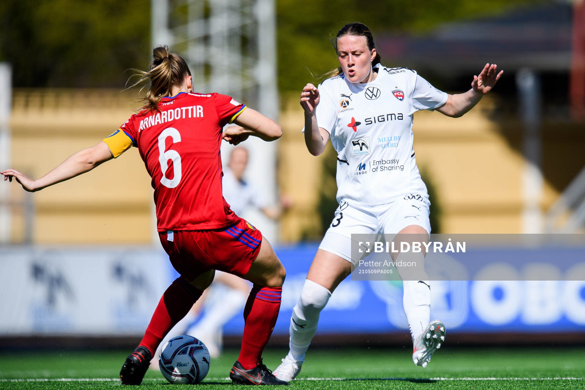 Djurgårdens Gudrun Arnadottir och Rosengårds Stefanie