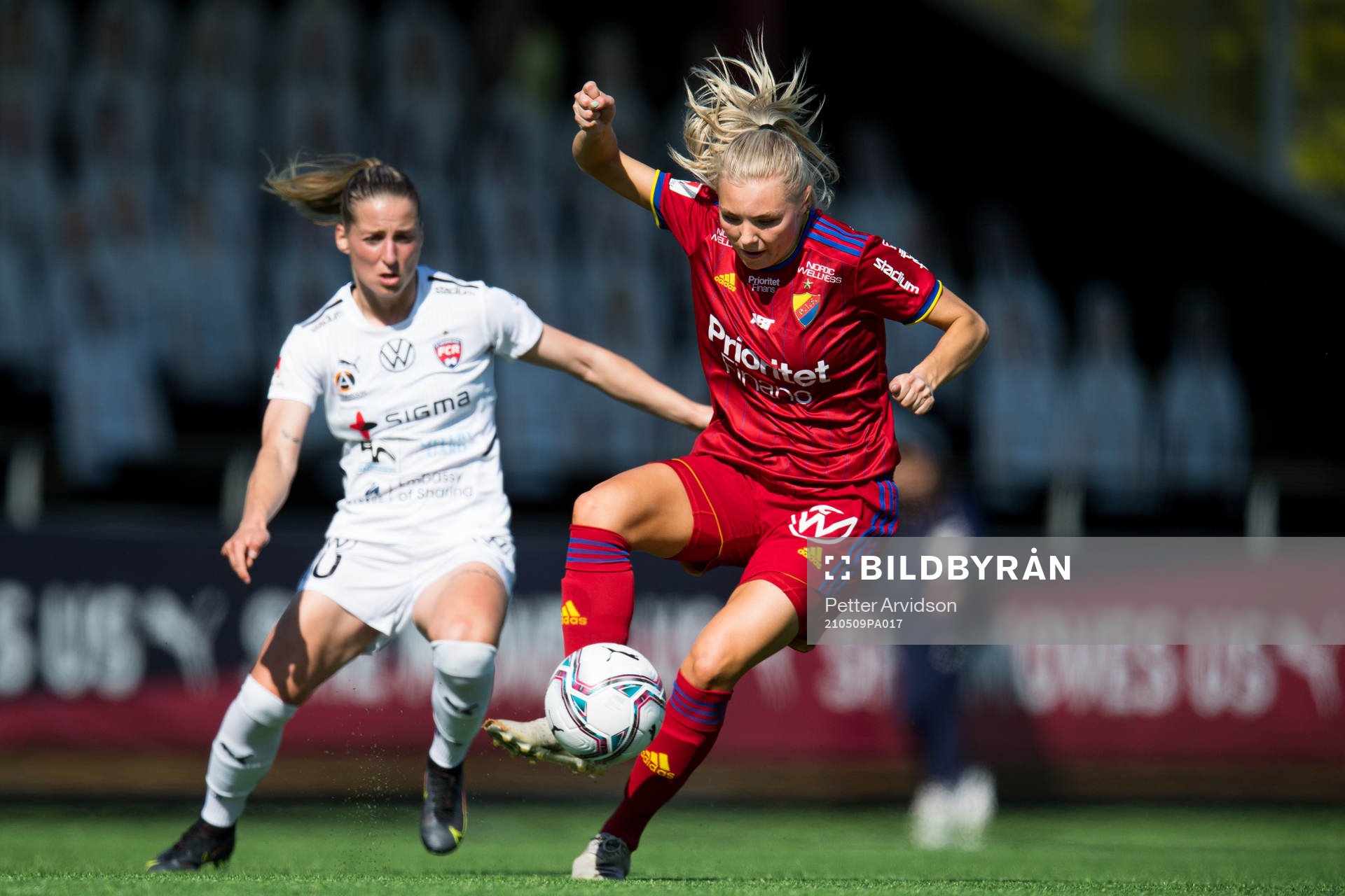 Djurgårdens Louise Hvarfner och Rosengårds Jelena Cankovic