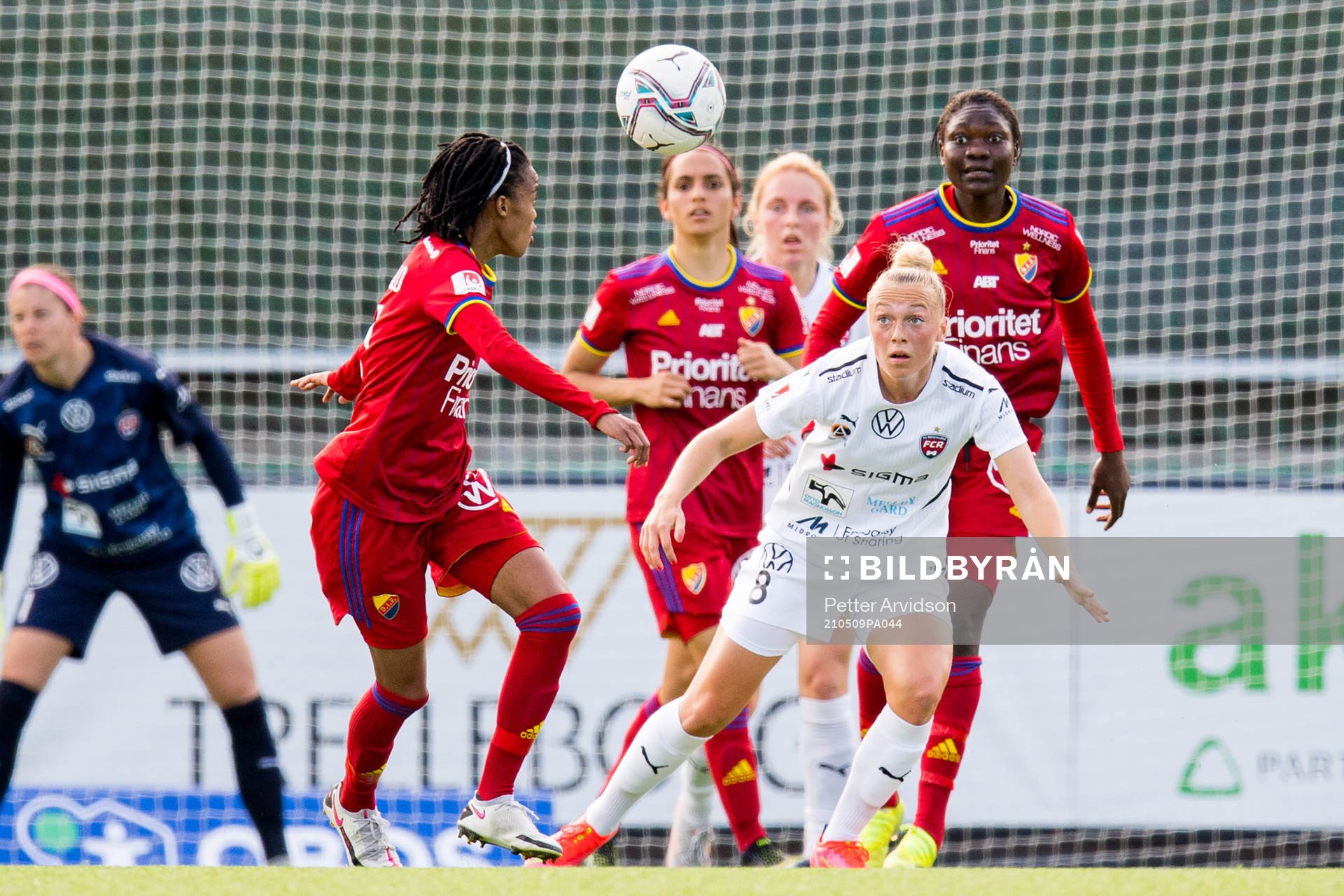 Djurgårdens Linda Maserame Motlhalo och Rosengårds Hanna