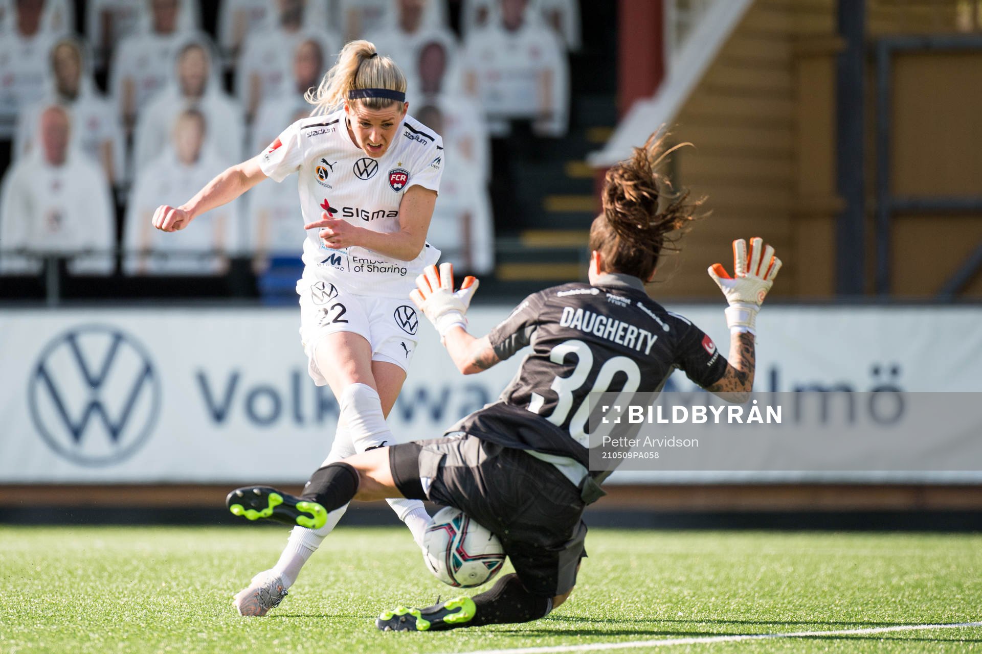 Rosengårds Olivia Schough och Djurgårdens målvakt Kelsey