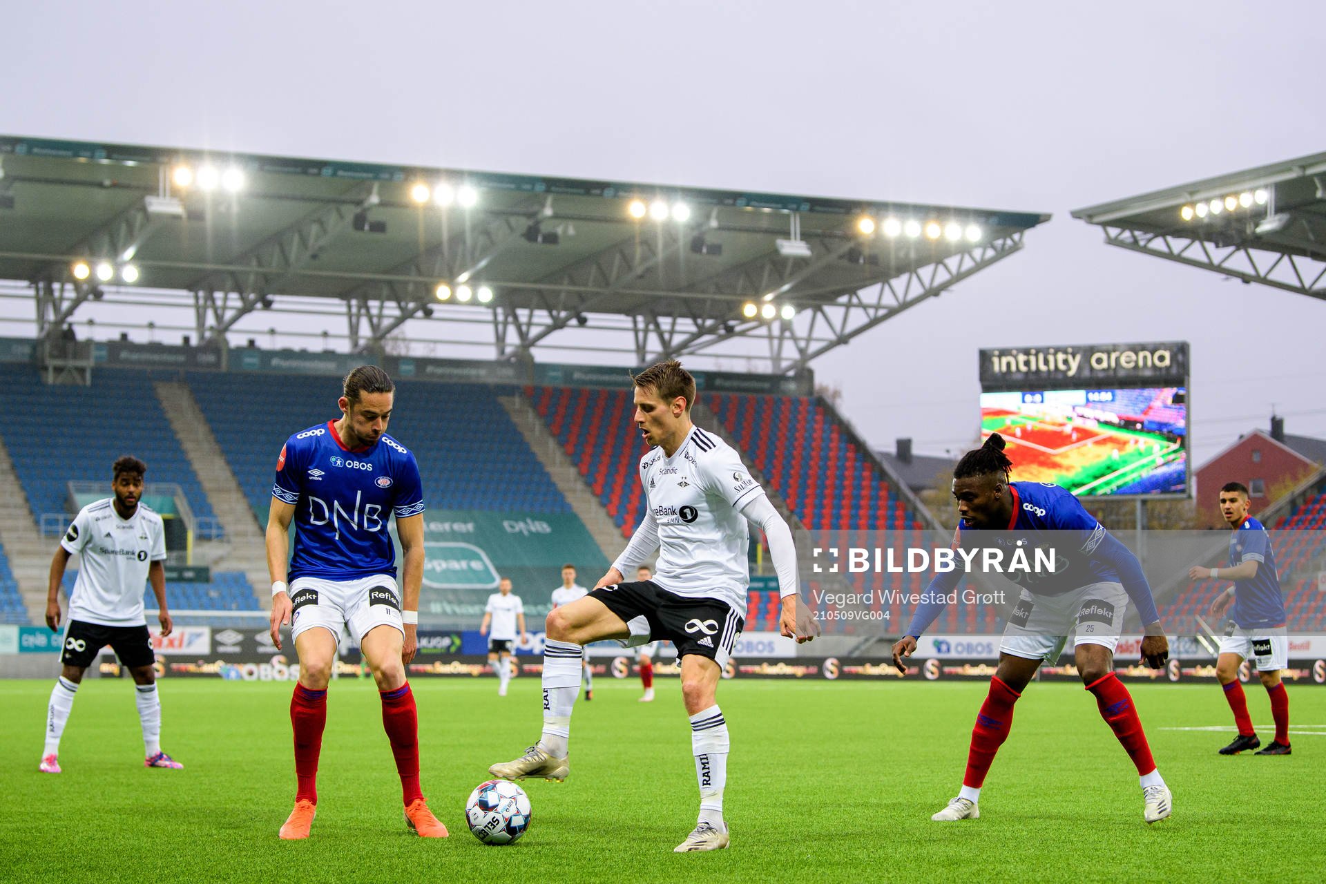 Kristoffer Zachariassen of Rosenborg against Amor Yonas Layoni and Sam Adekugbe of Vålerenga during the Eliteserien football match between Vålerenga and Rosenborg on May 9, 2021 in Oslo.