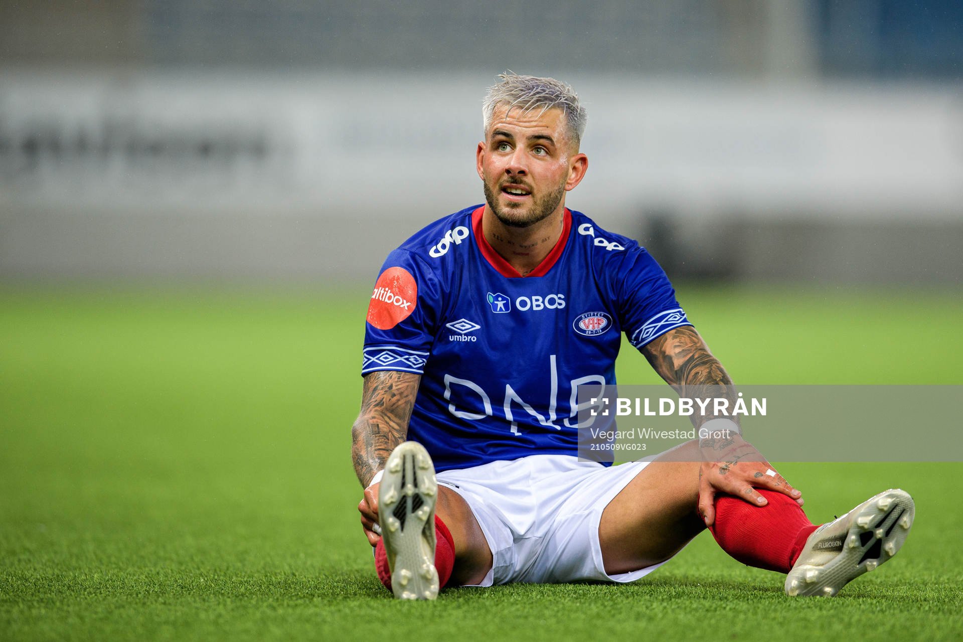 Aron Leonard Dønnum of Vålerenga looks dejected