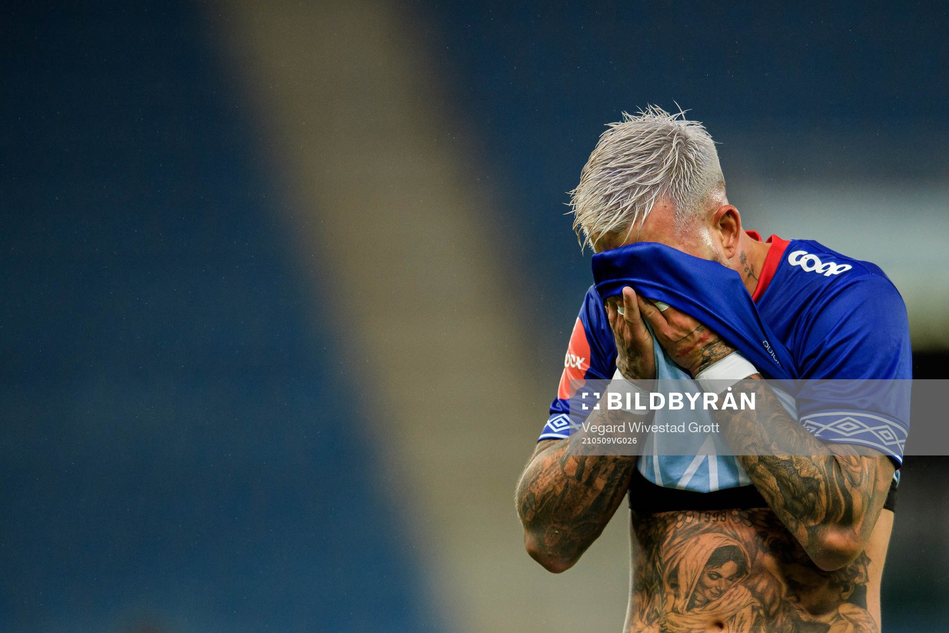 Aron Leonard Dønnum of Vålerenga looks dejected