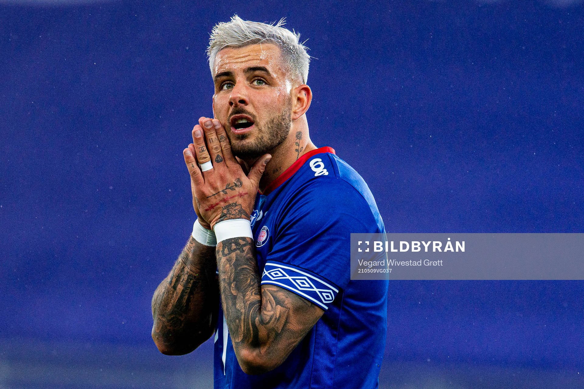 Aron Leonard Dønnum of Vålerenga looks dejected