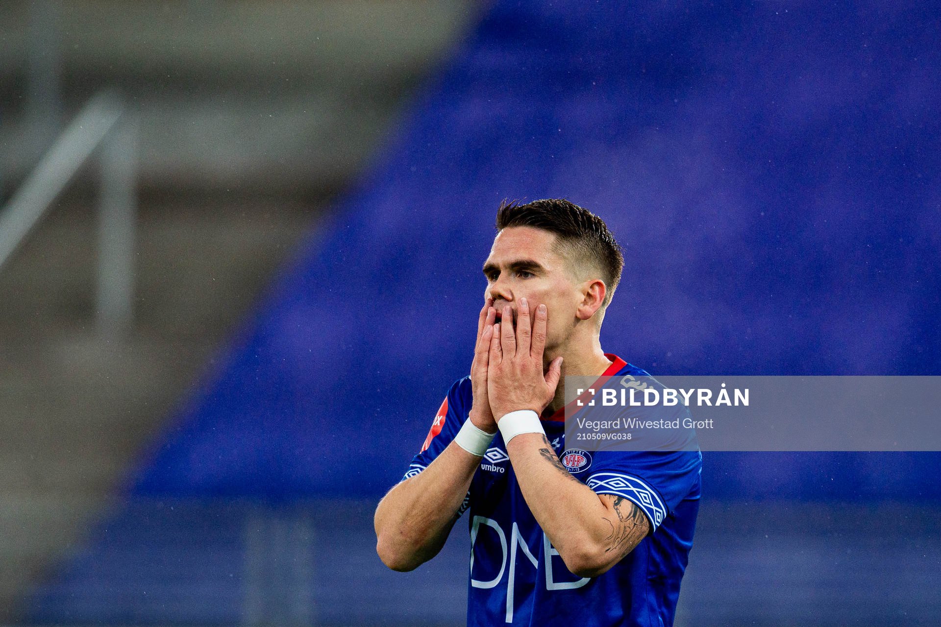 Vidar Örn Kjartansson of Vålerenga looks dejected