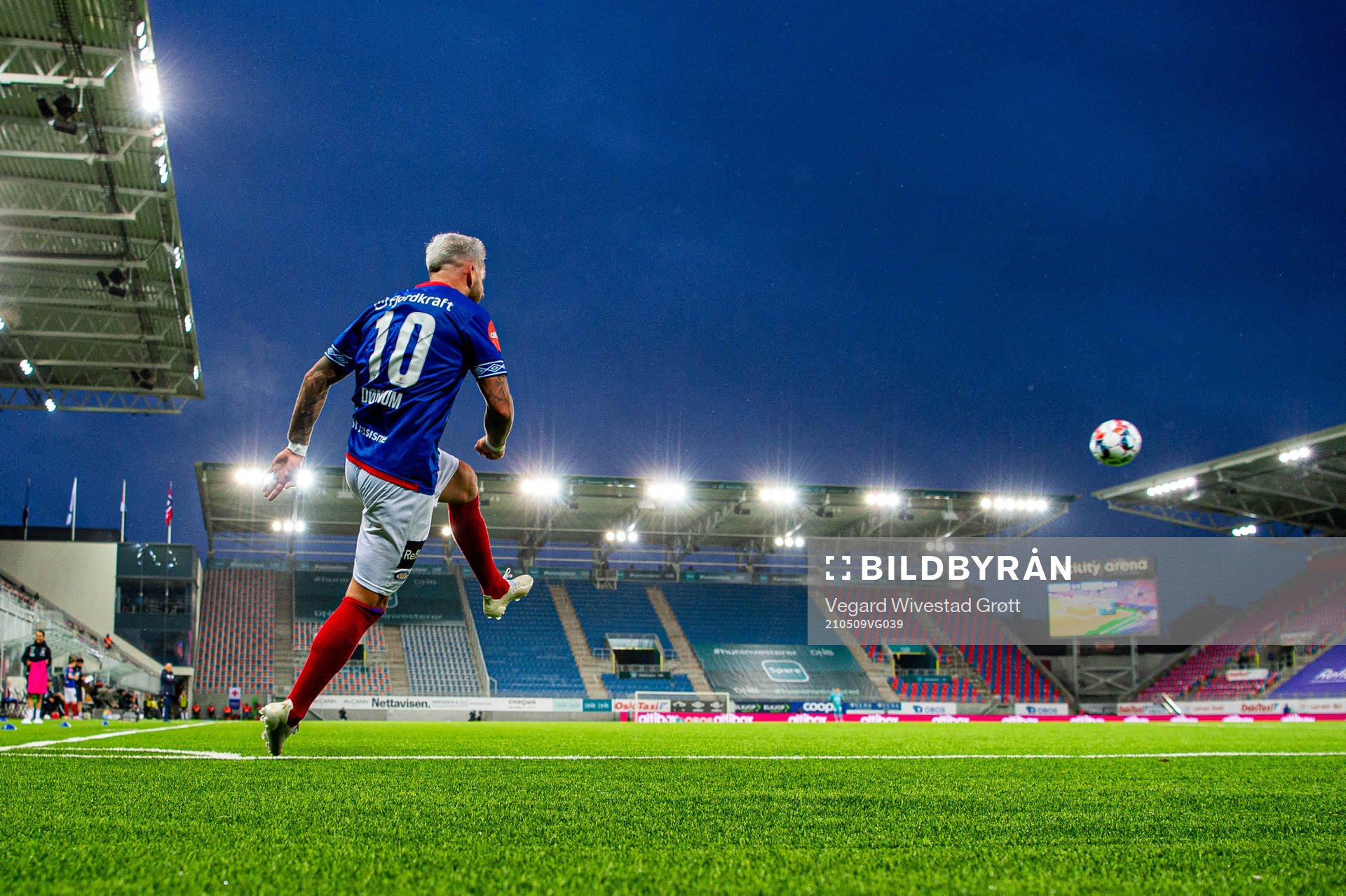 Aron Leonard Dønnum of Vålerenga takes a corner kick