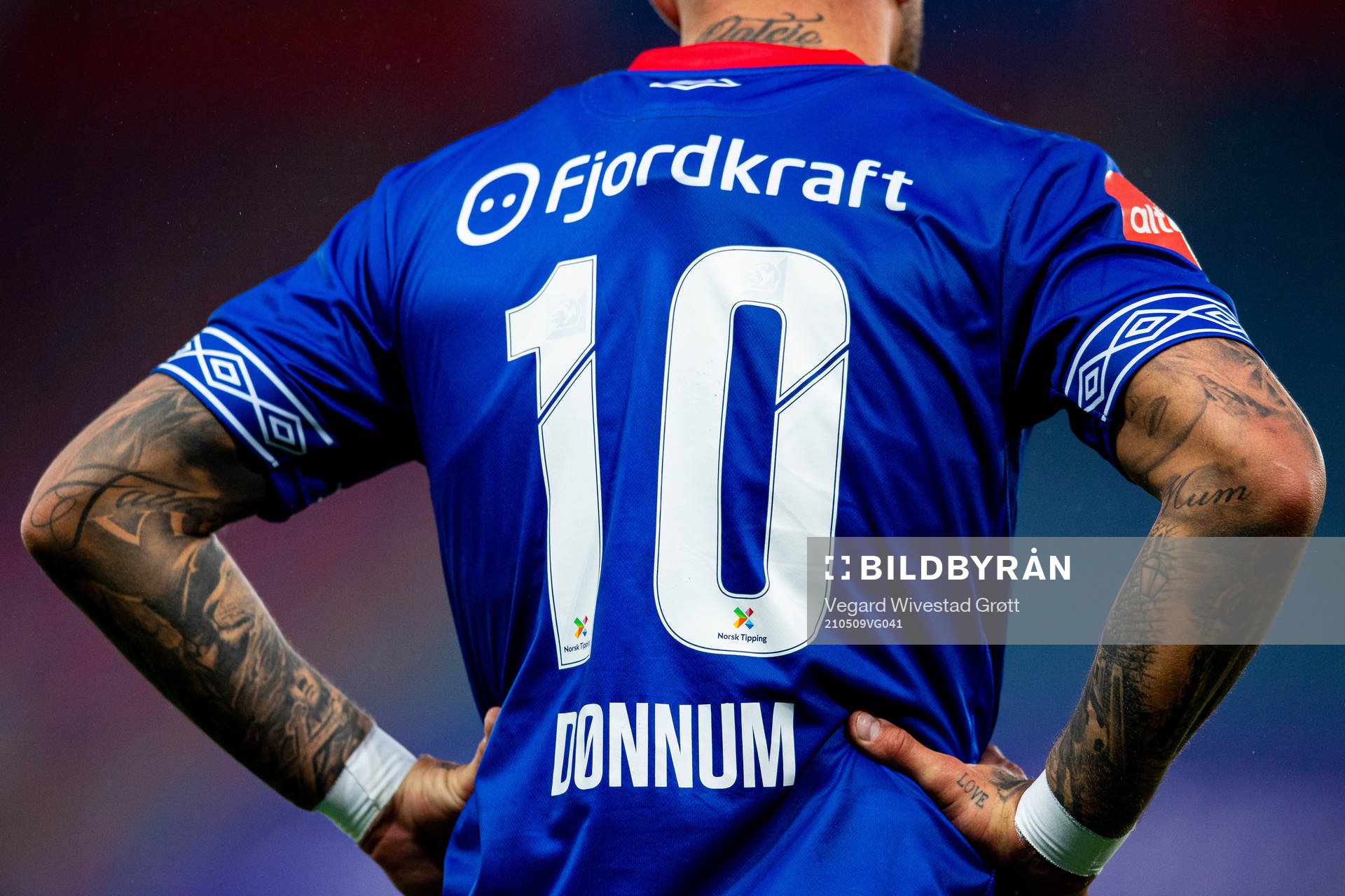 The shirt of Aron Leonard Dønnum of Vålerenga