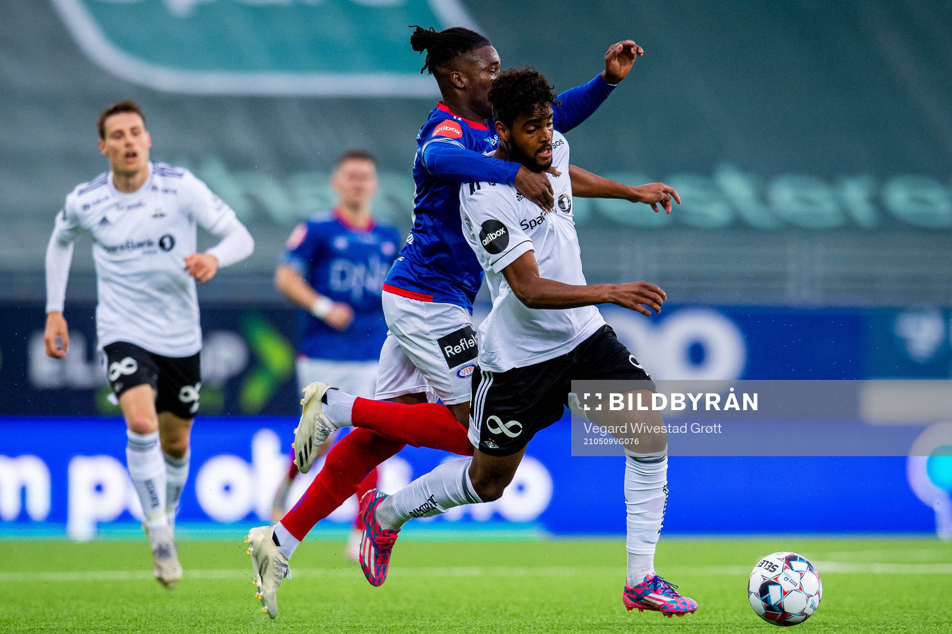 Sam Adekugbe of Vålerenga and Emil Ceide of Rosenborg during the Eliteserien football match between Vålerenga and Rosenborg on May 9, 2021 in Oslo.