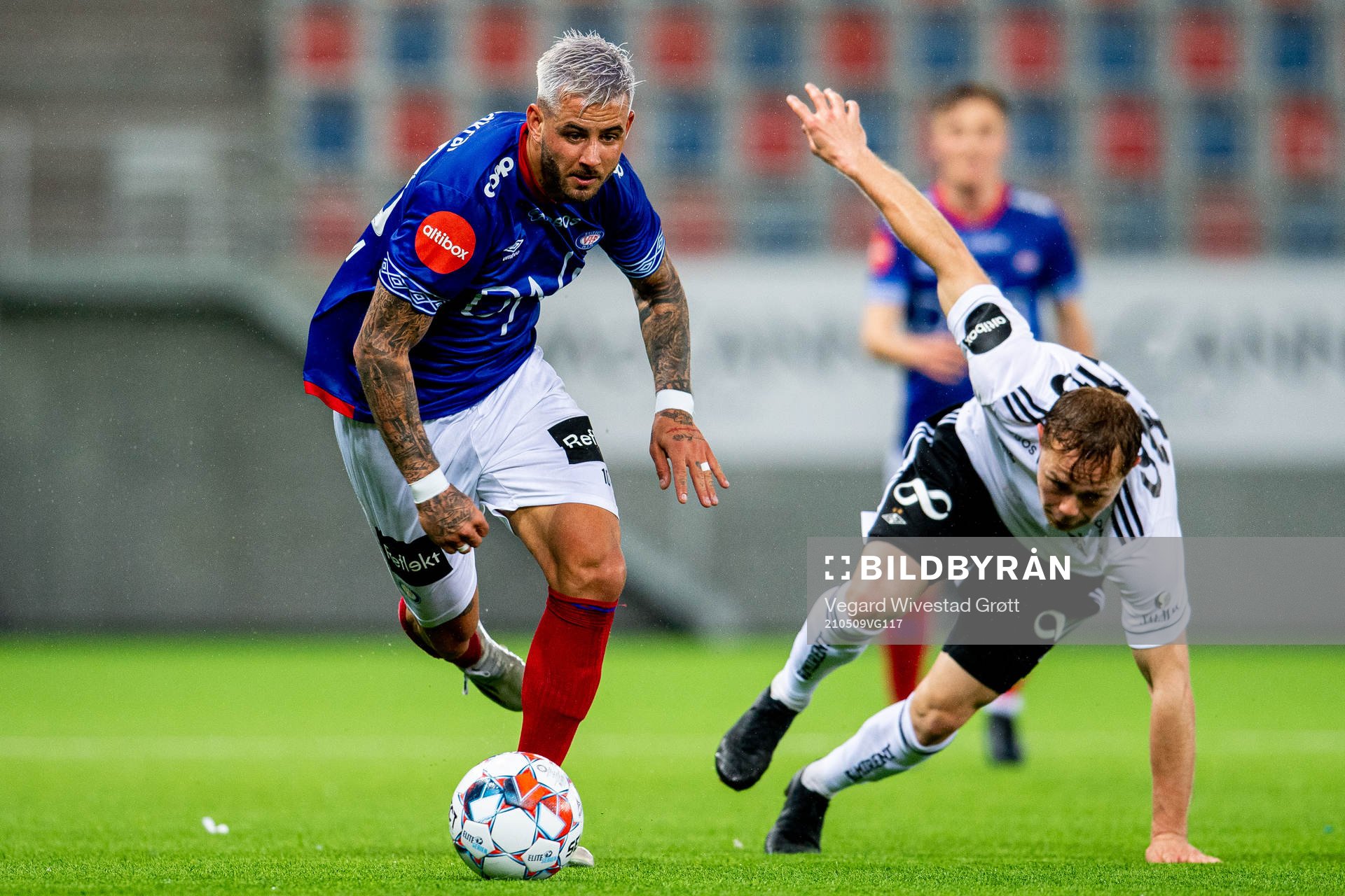 Aron Leonard Dønnum of Vålerenga and Adam Andersson of