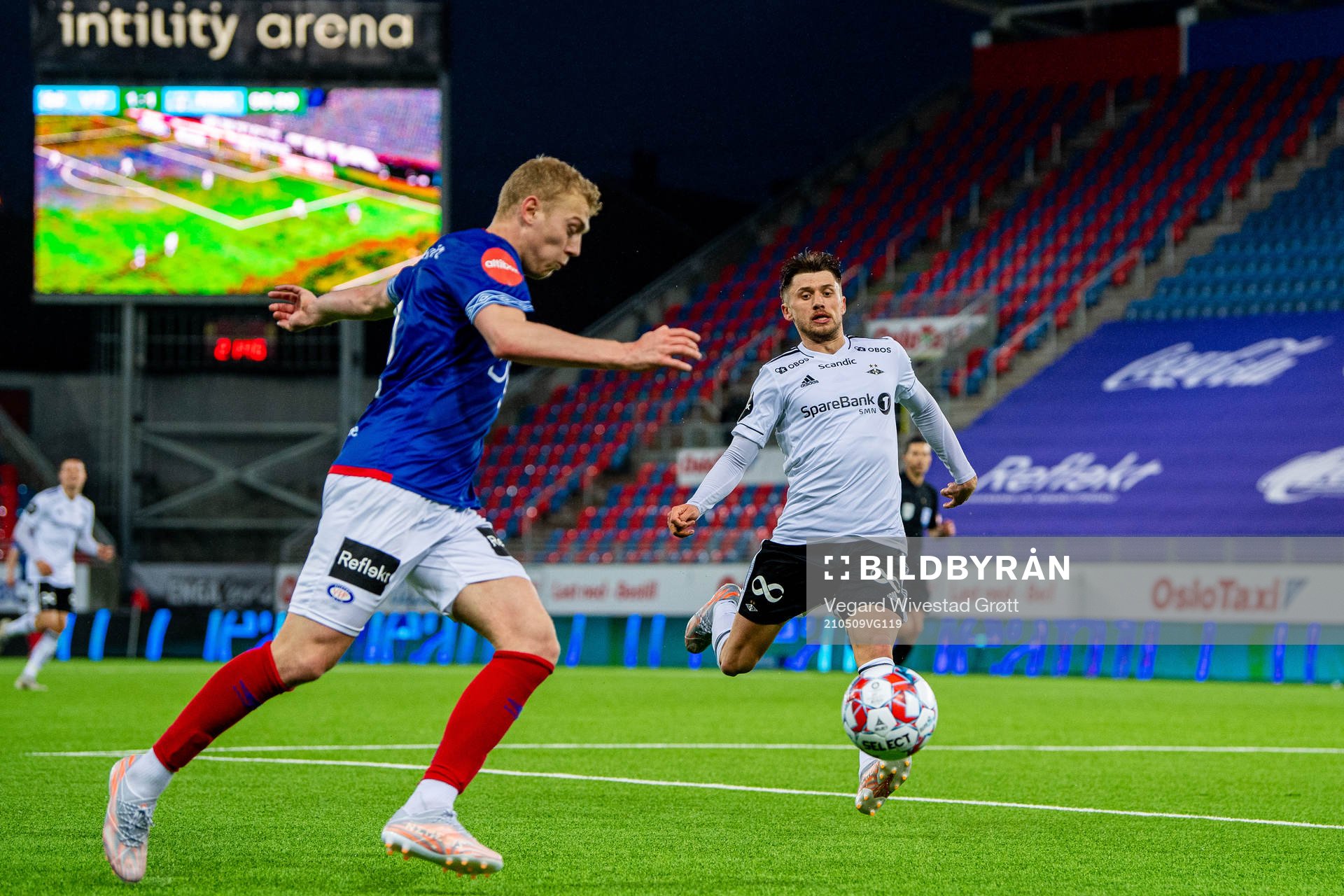 Henrik Bjørdal of Vålerenga and Vebjørn Hoff of Rosenborg during the Eliteserien football match between Vålerenga and Rosenborg on May 9, 2021 in Oslo.