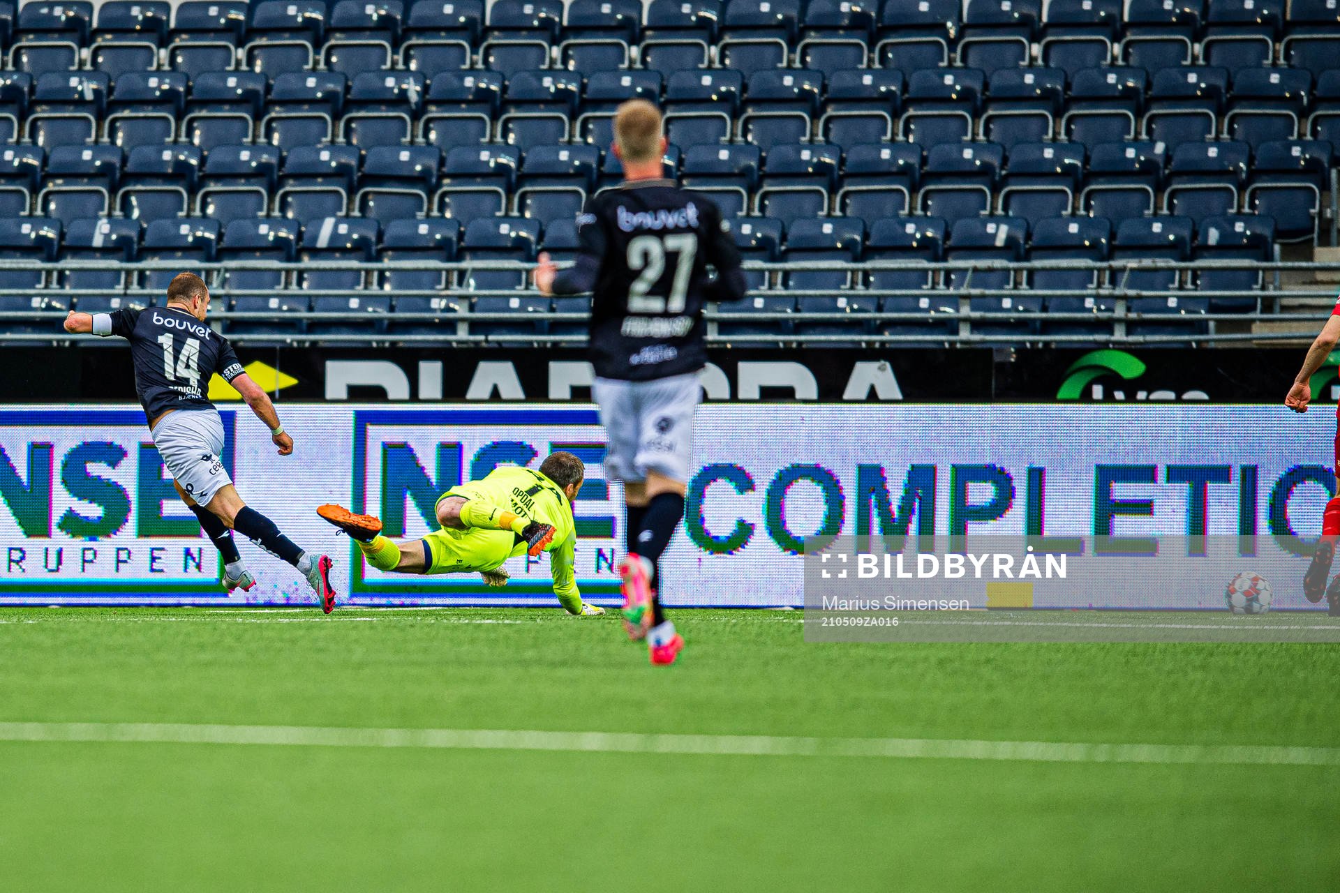 Veton Berisha of Viking scores the 2-1 goal
