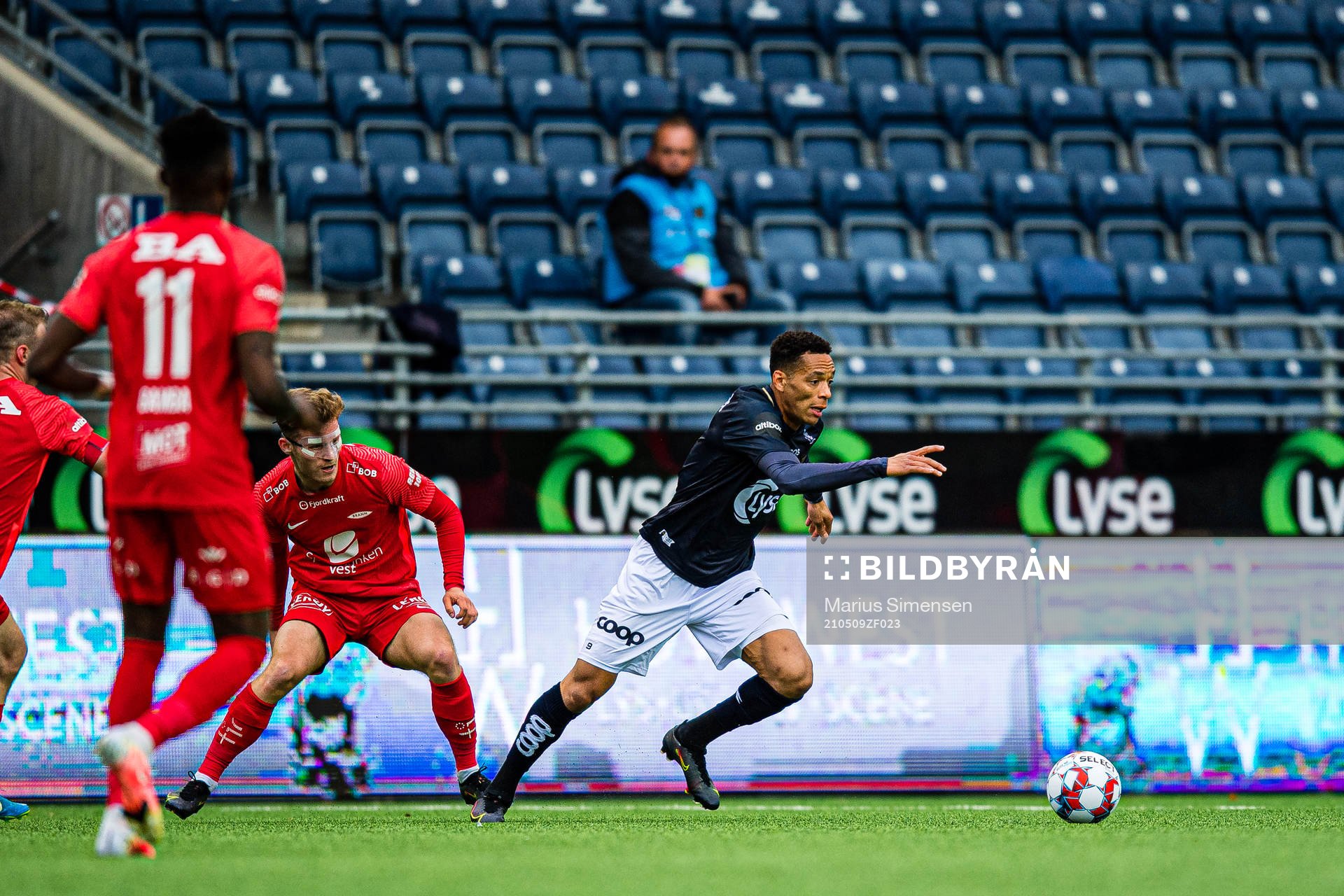 Ole Didrik Blomberg of Brann and Kevin Alexander Kabran of