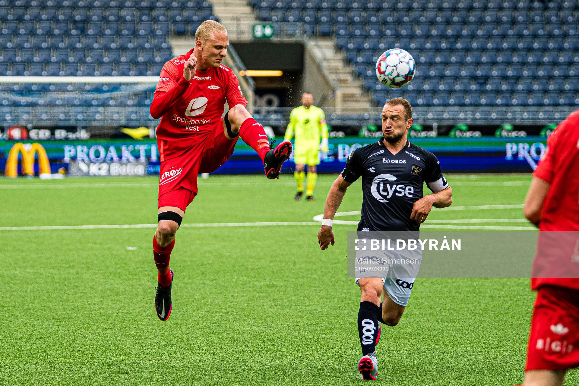 Kristoffer Ramos Barmen of Brann and Veton Berisha of Viking