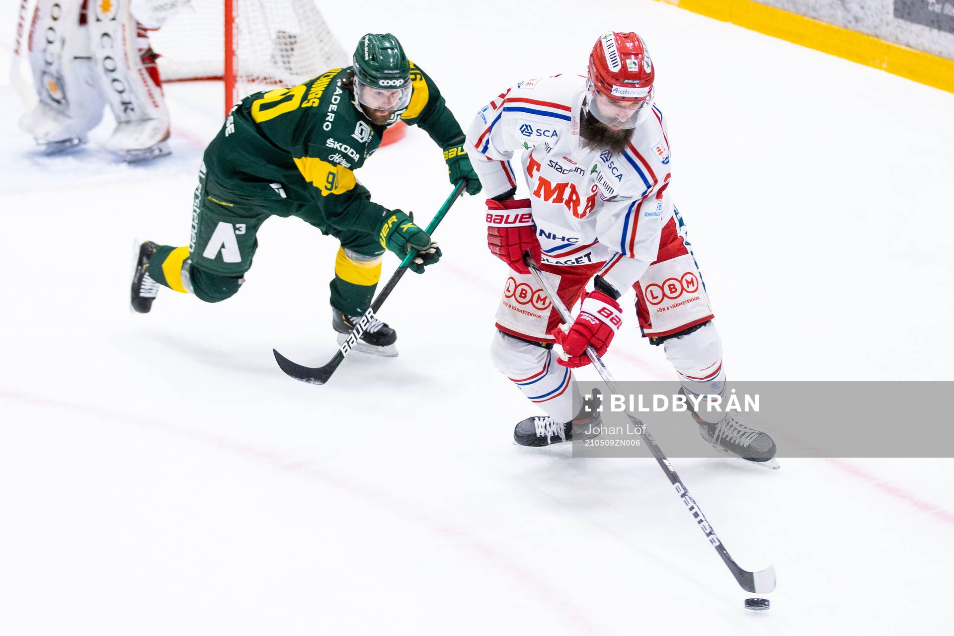 Björklövens Alex Hutchings jagar Timrås Per Svensson