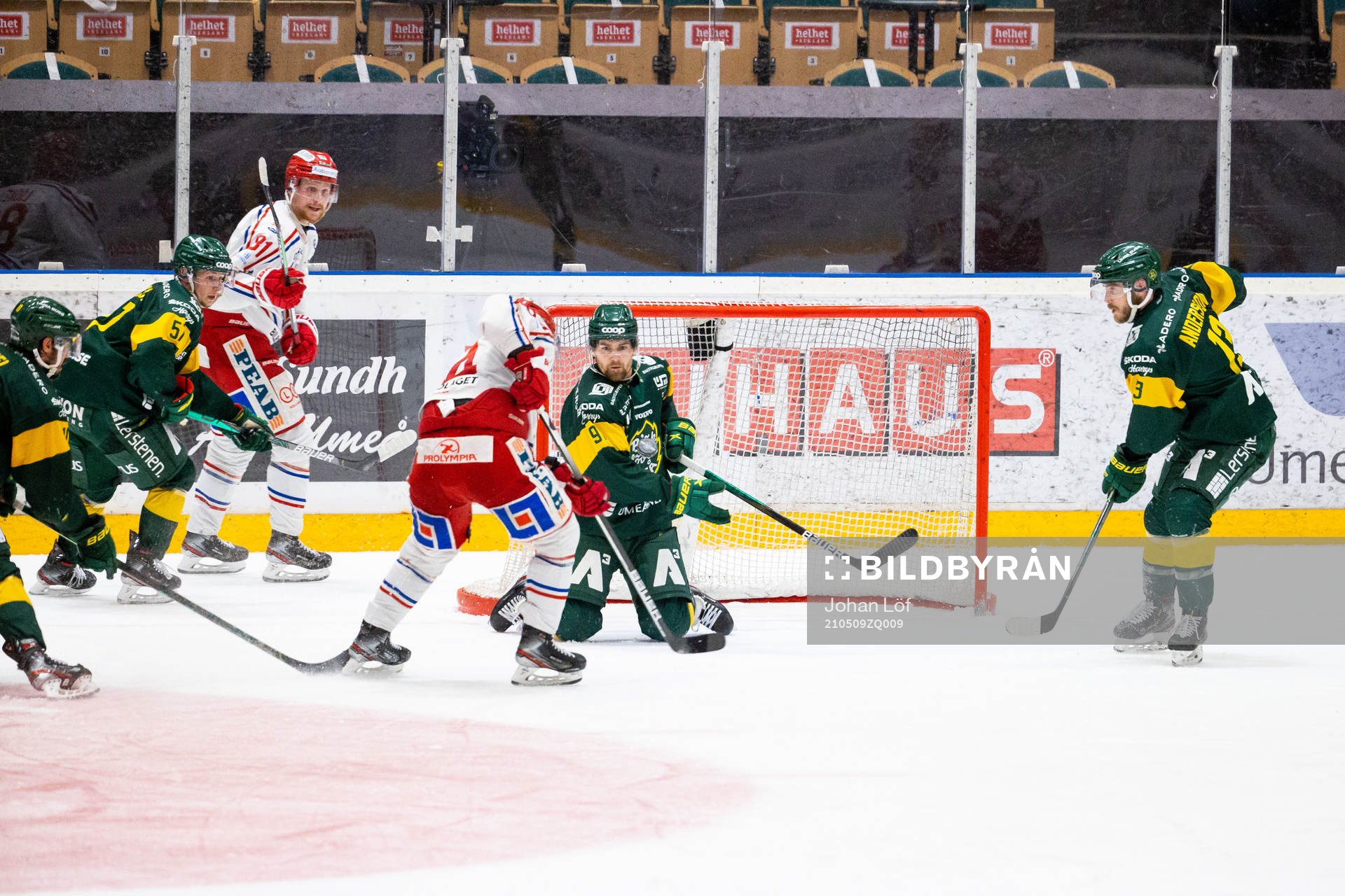 Björklövens Justin Crandall försöker att stoppa pucken