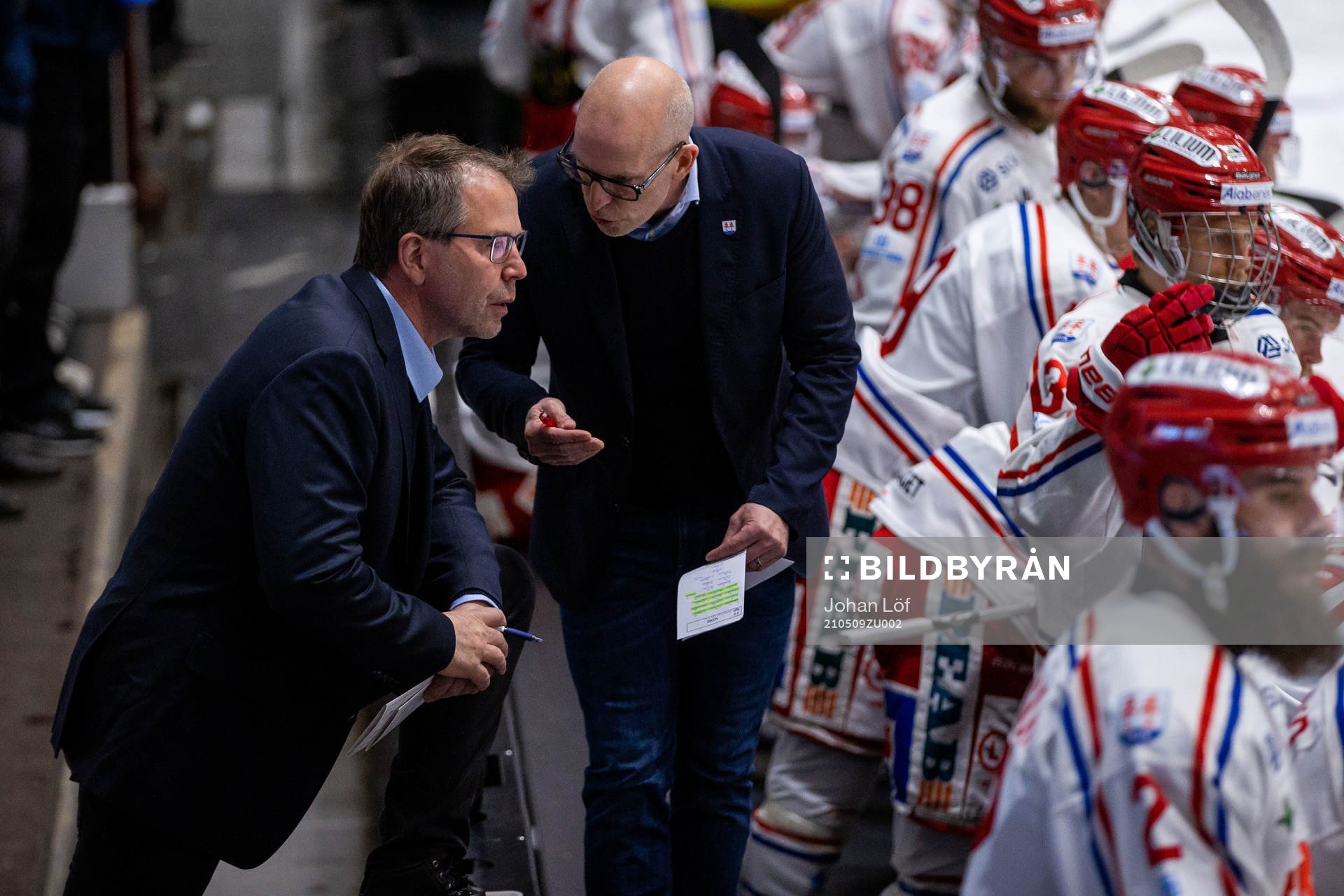 Timrås tränare Fredrik Andersson i samtal med