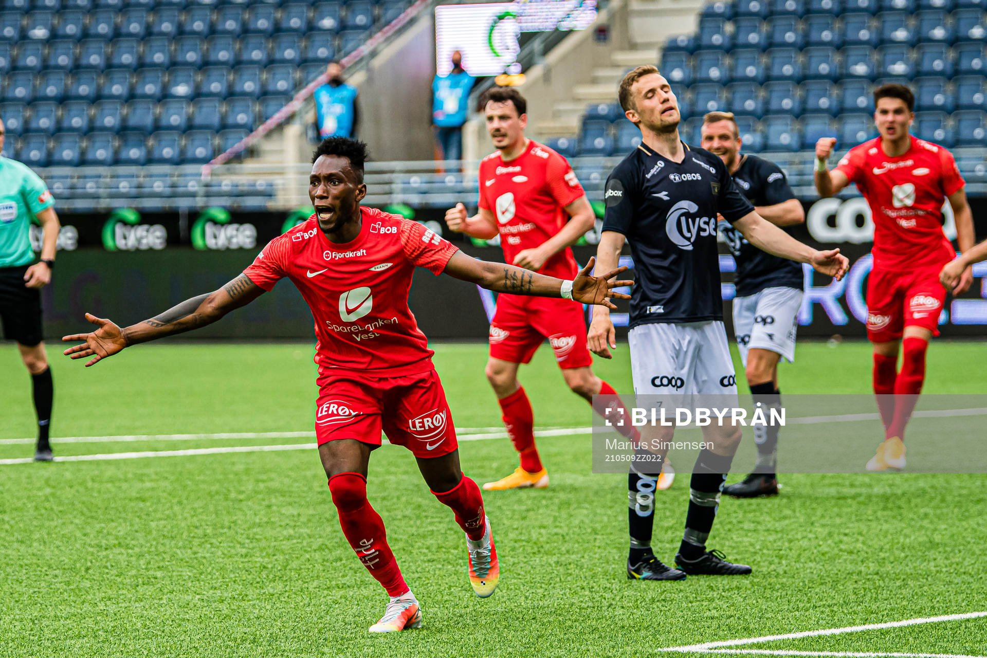 Karamoko Daouda Bamba of Brann scelebrates