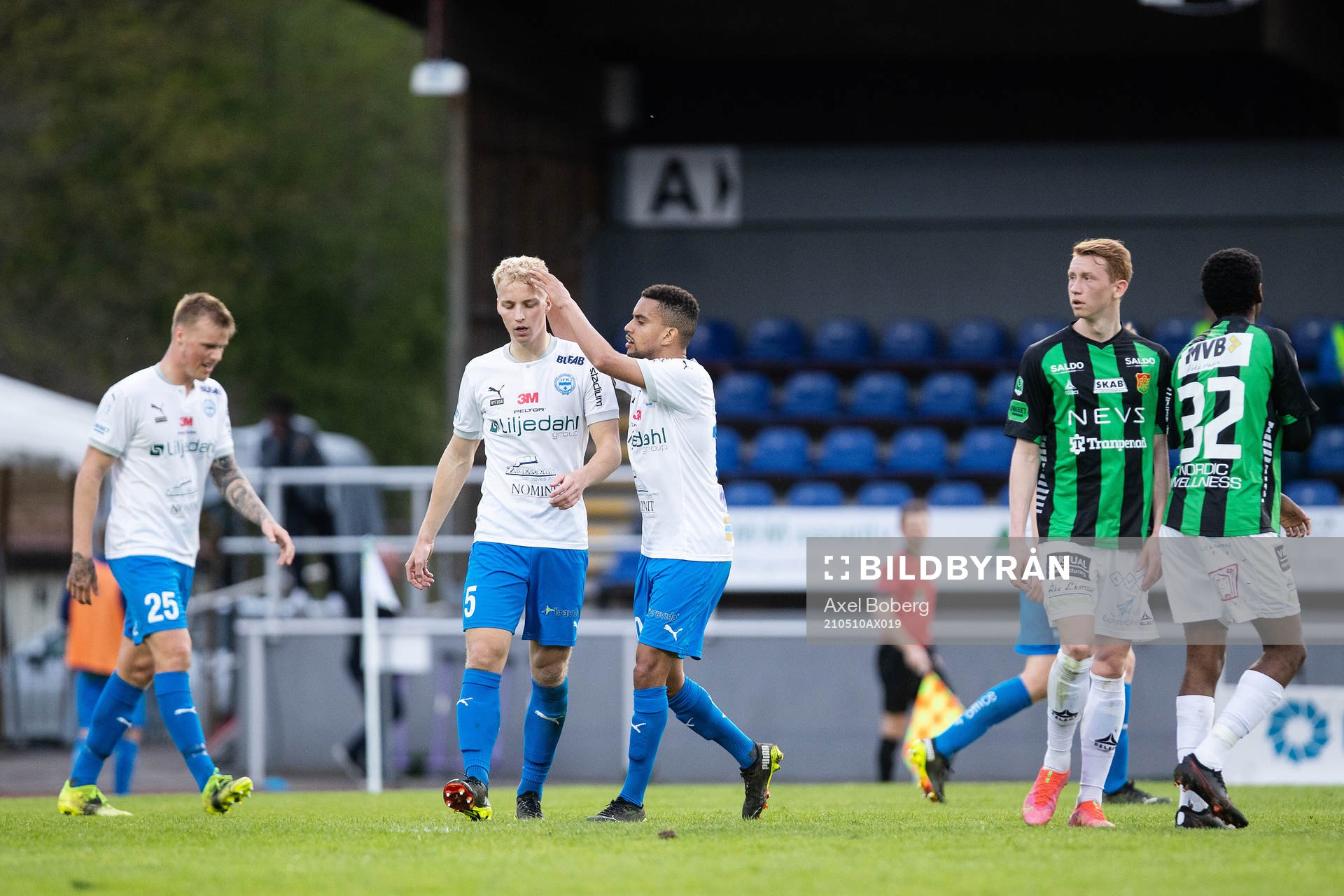 Värnamos Erick Brendon och Victor Larsson jublar
