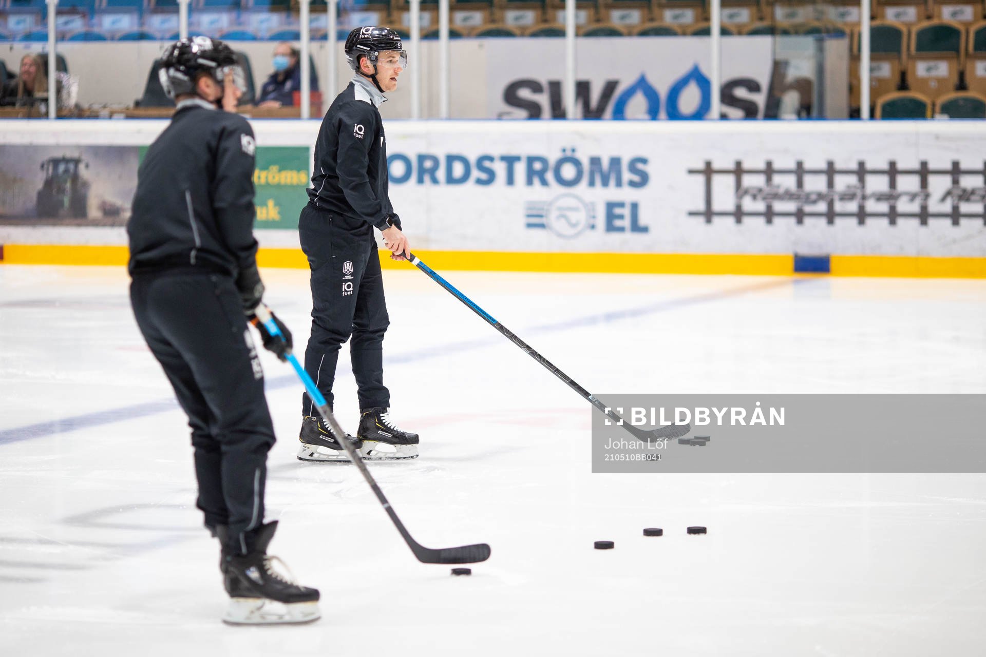 Domare Christian Billing värmer upp innan ishockeymatchen