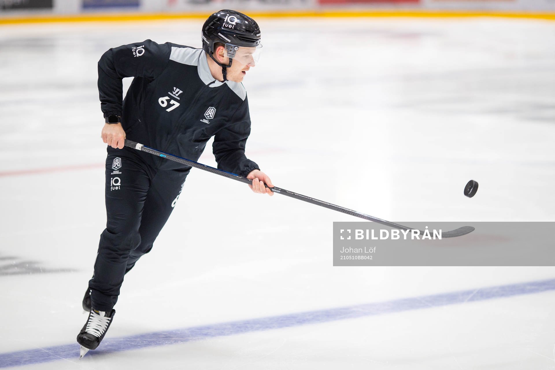 Domare Christian Billing värmer upp innan ishockeymatchen
