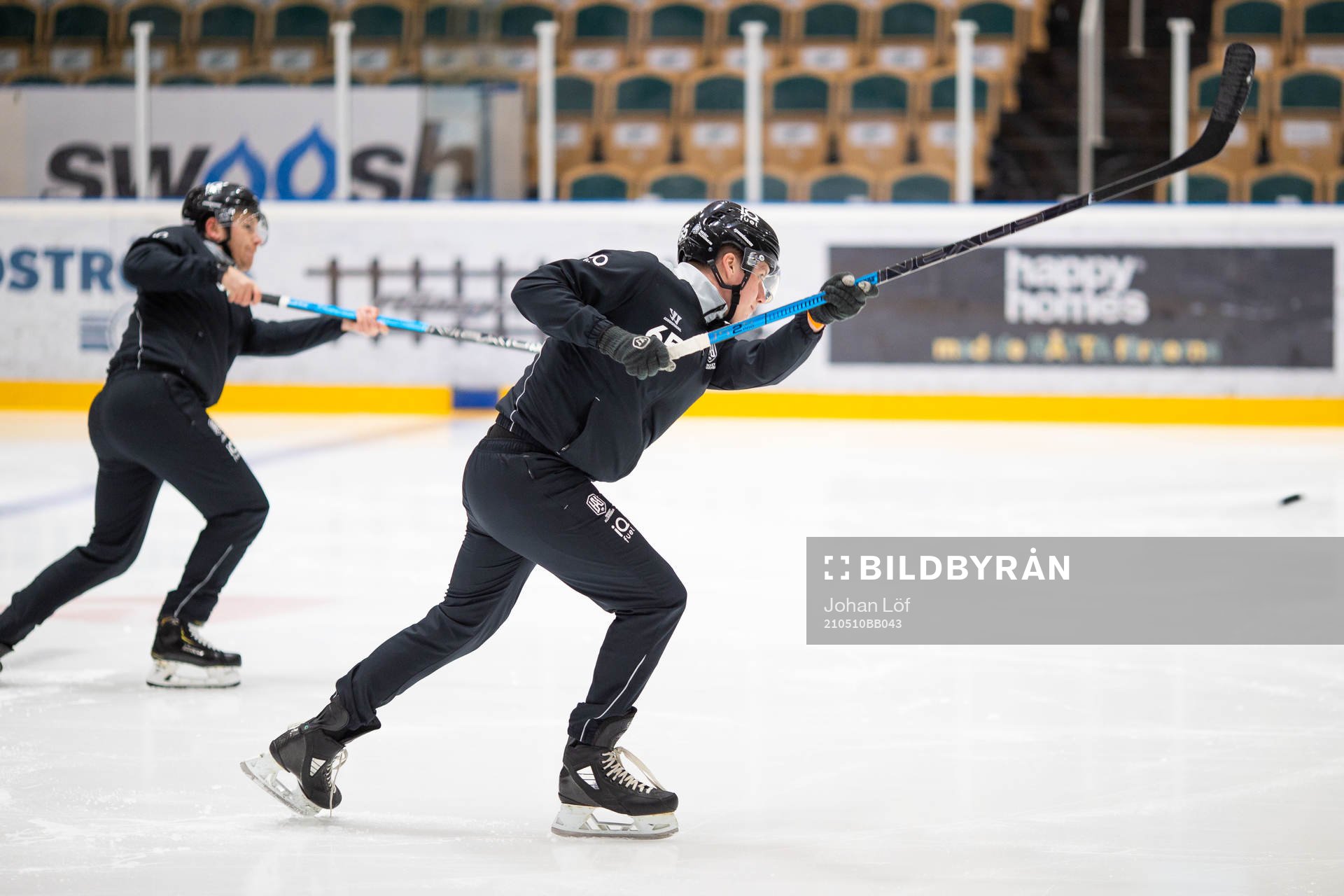 Domare Rasmus Strömberg värmer upp med lite hcoeky innan