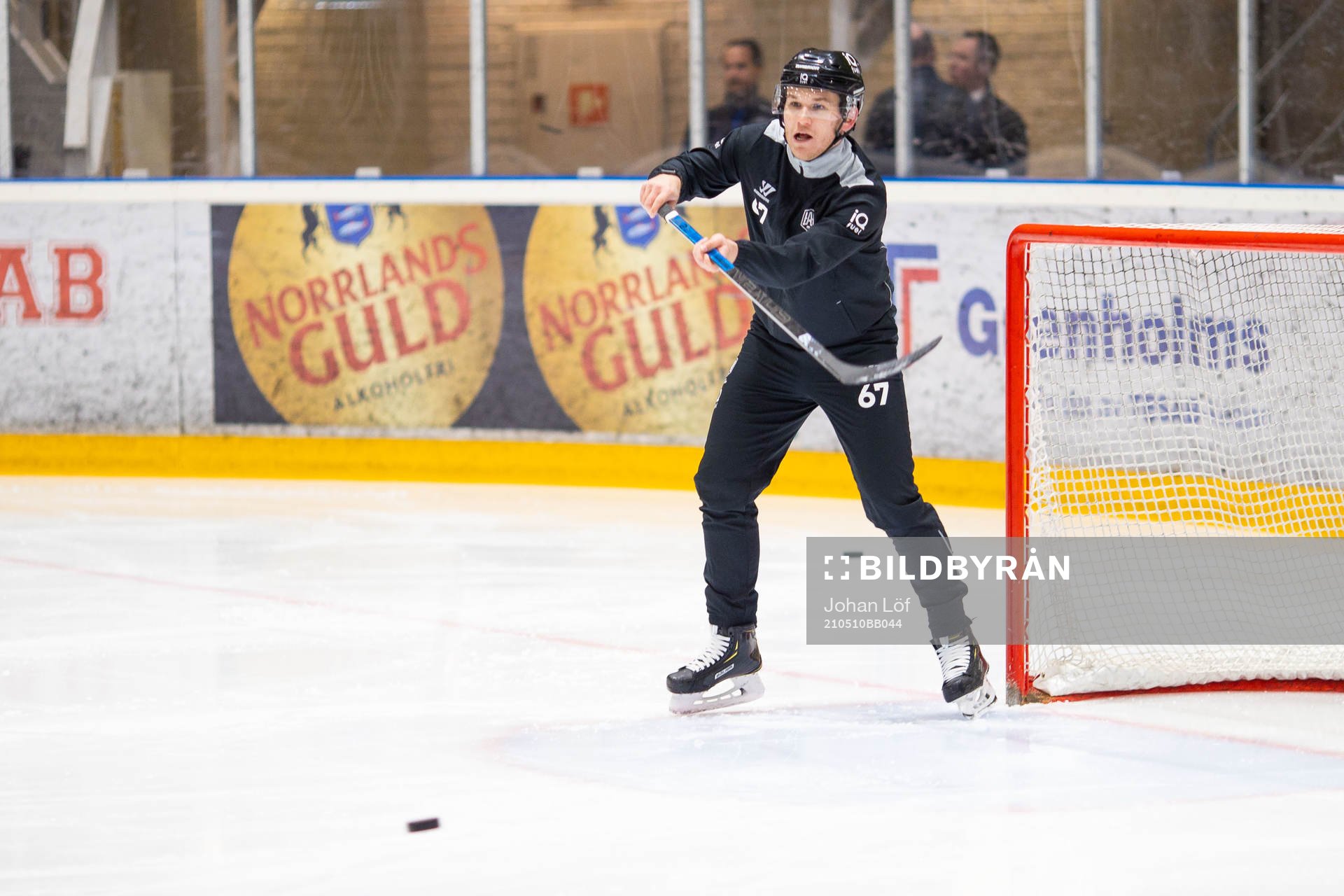 Domare Christian Billing innan ishockeymatchen i kvalet