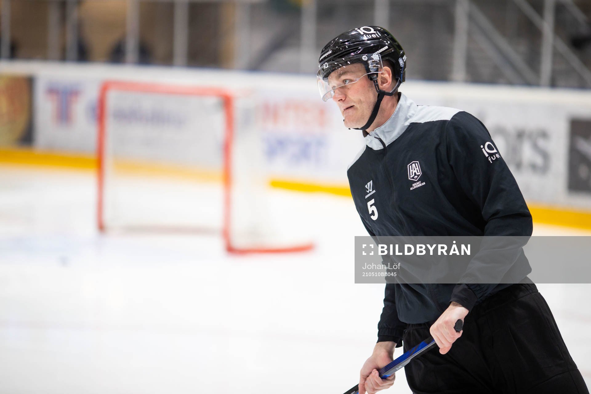 Domare Daniel Eriksson innan ishockeymatchen i kvalet till