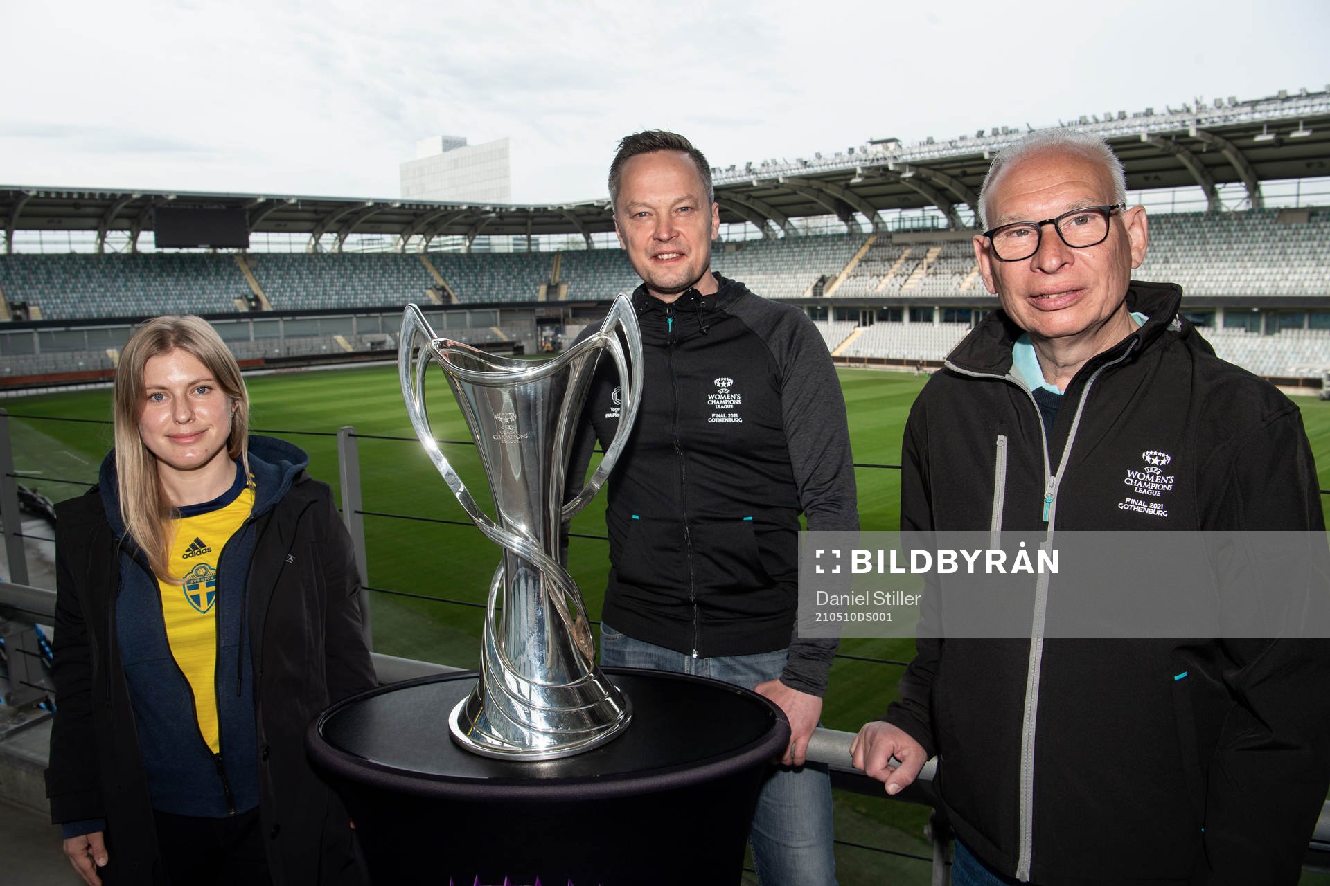 Malgorzata Chrzanowska, projektledare Uefa, Thomas Walfridsson, projektledare GotEvent och Göran Havik, projektledare Svenska Fotbollförbundet, tillsammans med pokalen inför damernas Champions League final den 10 maj 2021 i Göteborg.