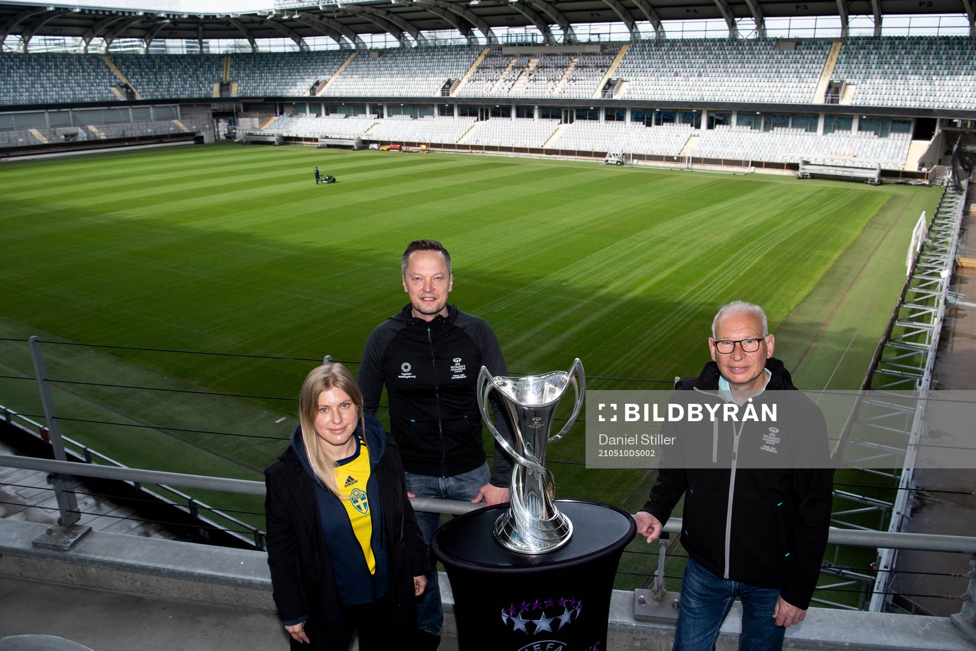 Malgorzata Chrzanowska, projektledare Uefa, Thomas Walfridsson, projektledare GotEvent och Göran Havik, projektledare Svenska Fotbollförbundet, tillsammans med pokalen inför damernas Champions League final den 10 maj 2021 i Göteborg. 