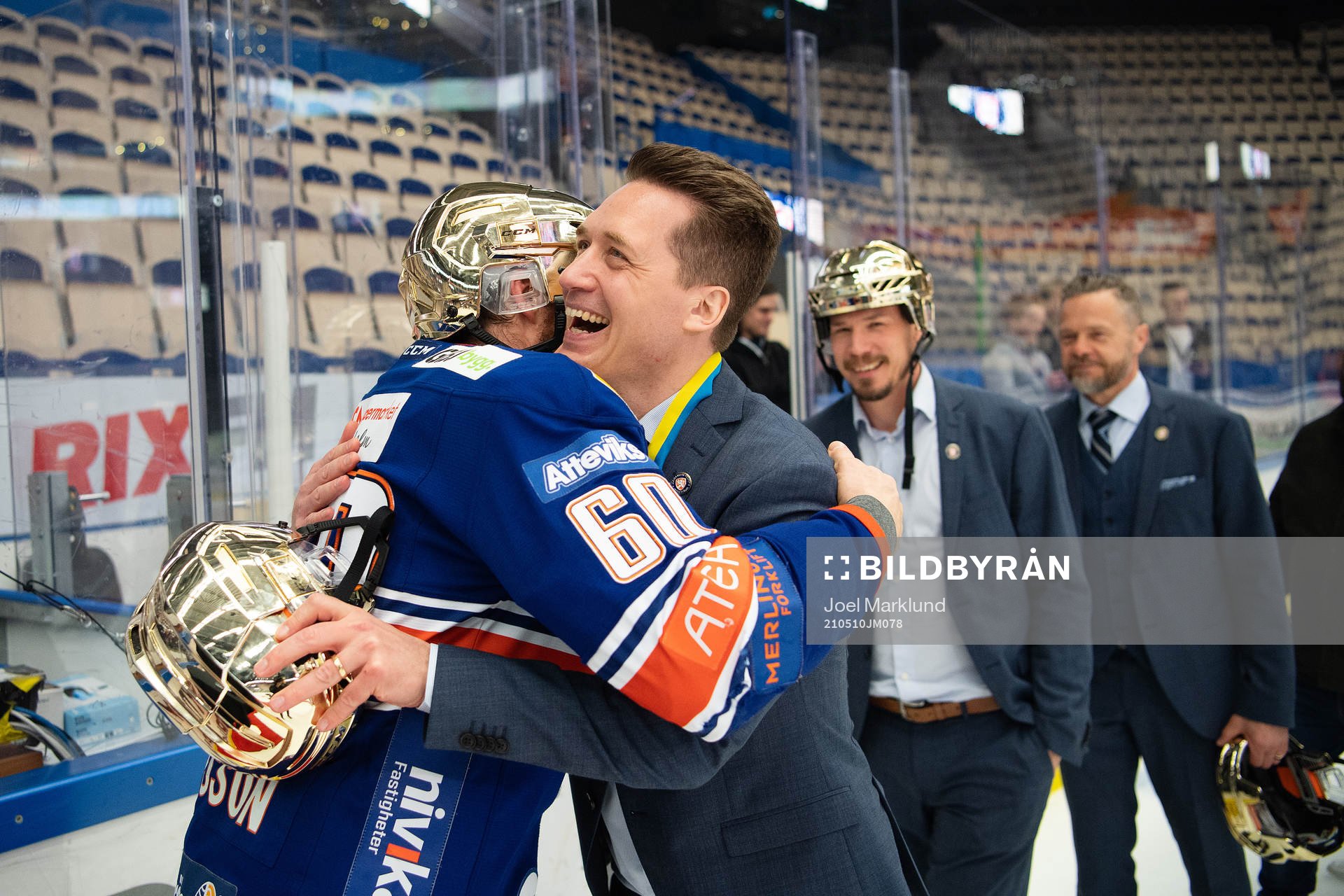 Växjös Erik Josefsson och tränare Sam Hallam  jublar