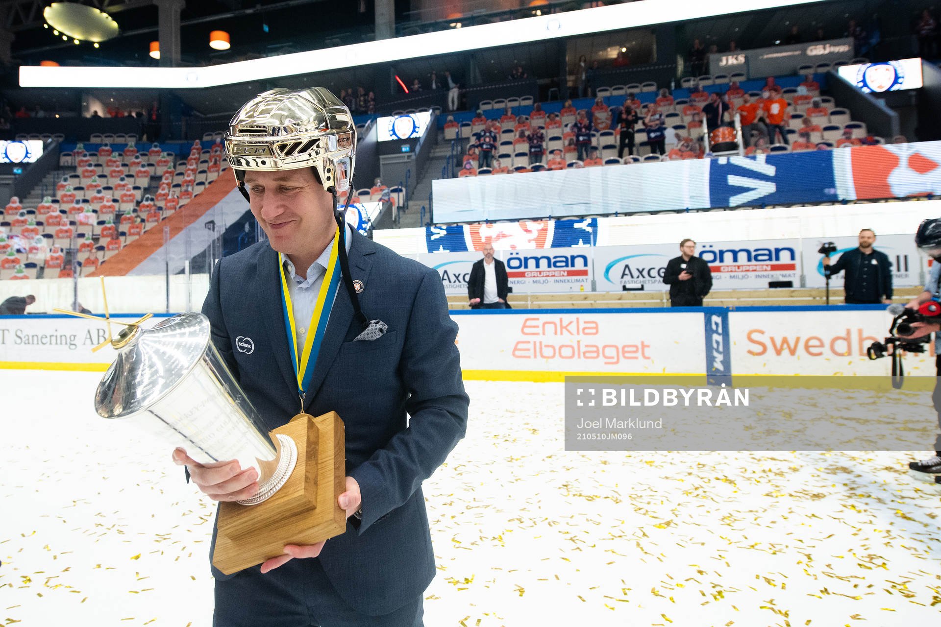 Växjös tränare Sam Hallam  jublar med Le Mat pokalen