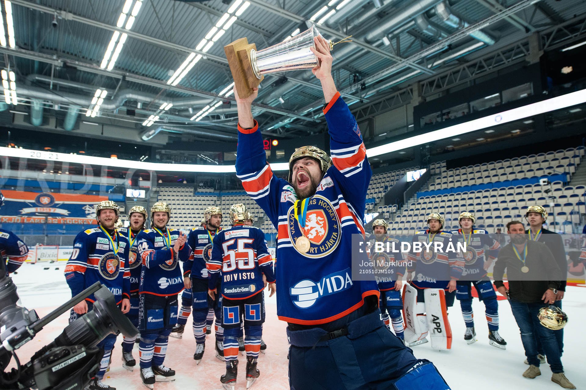 Växjös spelare jublar med Le Mat pokalen