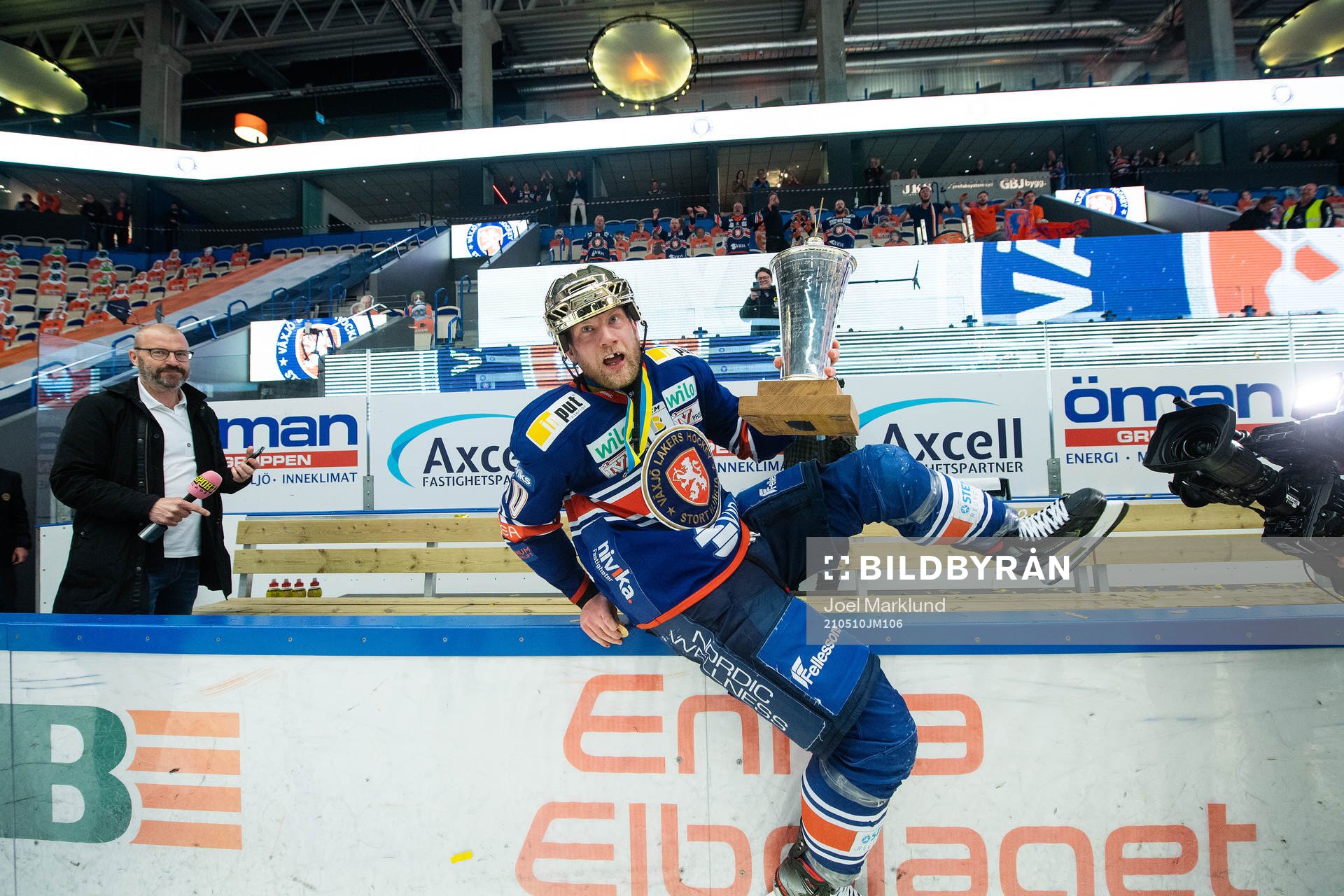 Växjös Richard Gynge jublar med Le Mat pokalen
