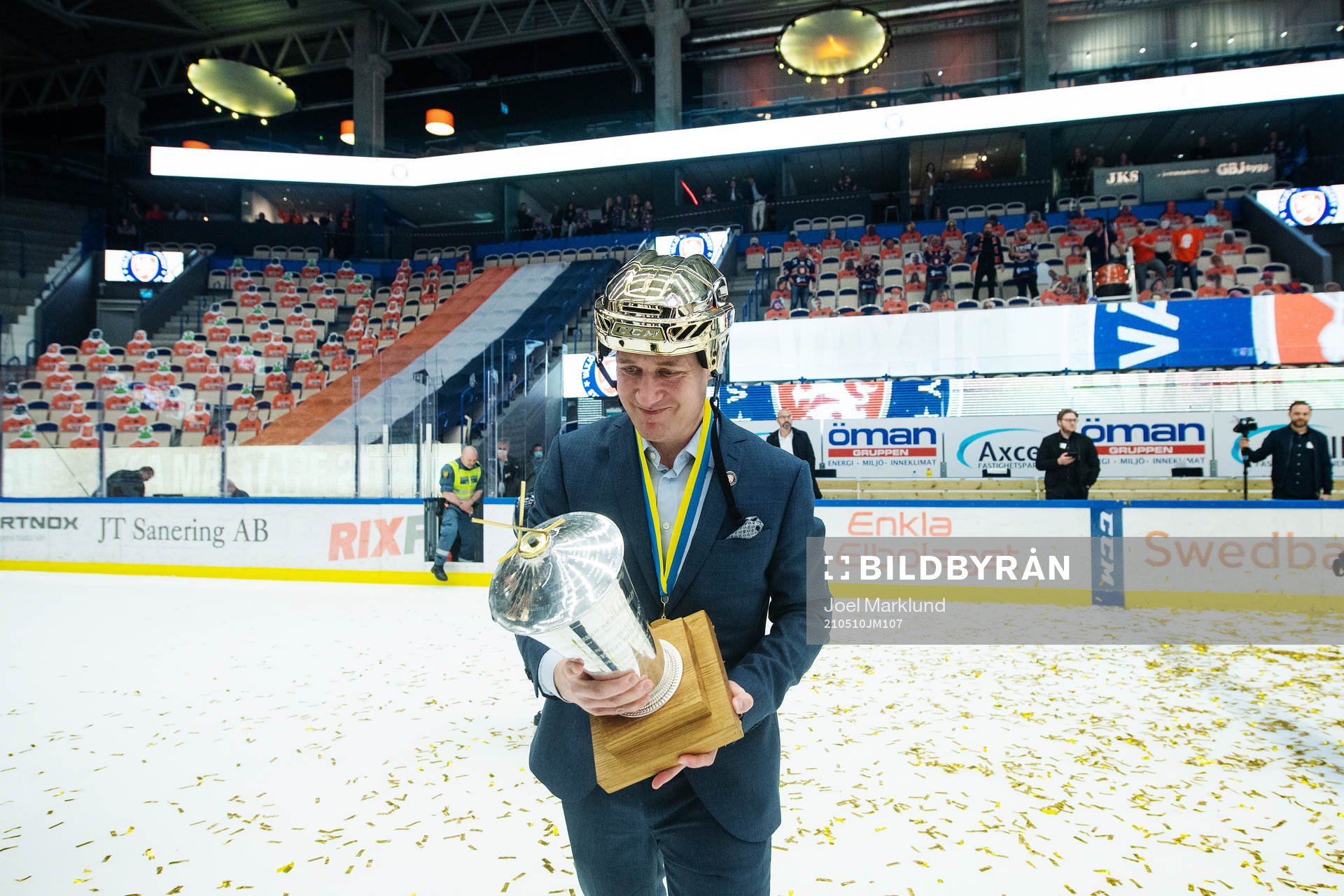 Växjös tränare Sam Hallam jublar med Le Mat pokalen