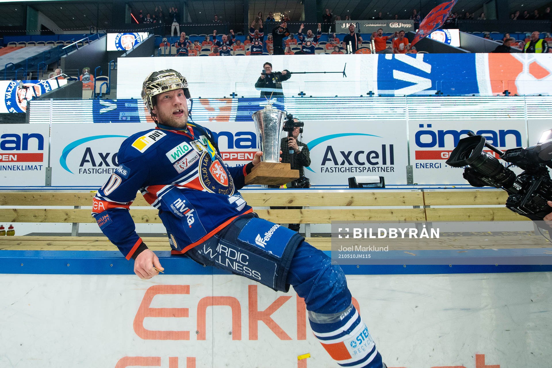 Växjös Richard Gynge jublar med Le Mat pokalen