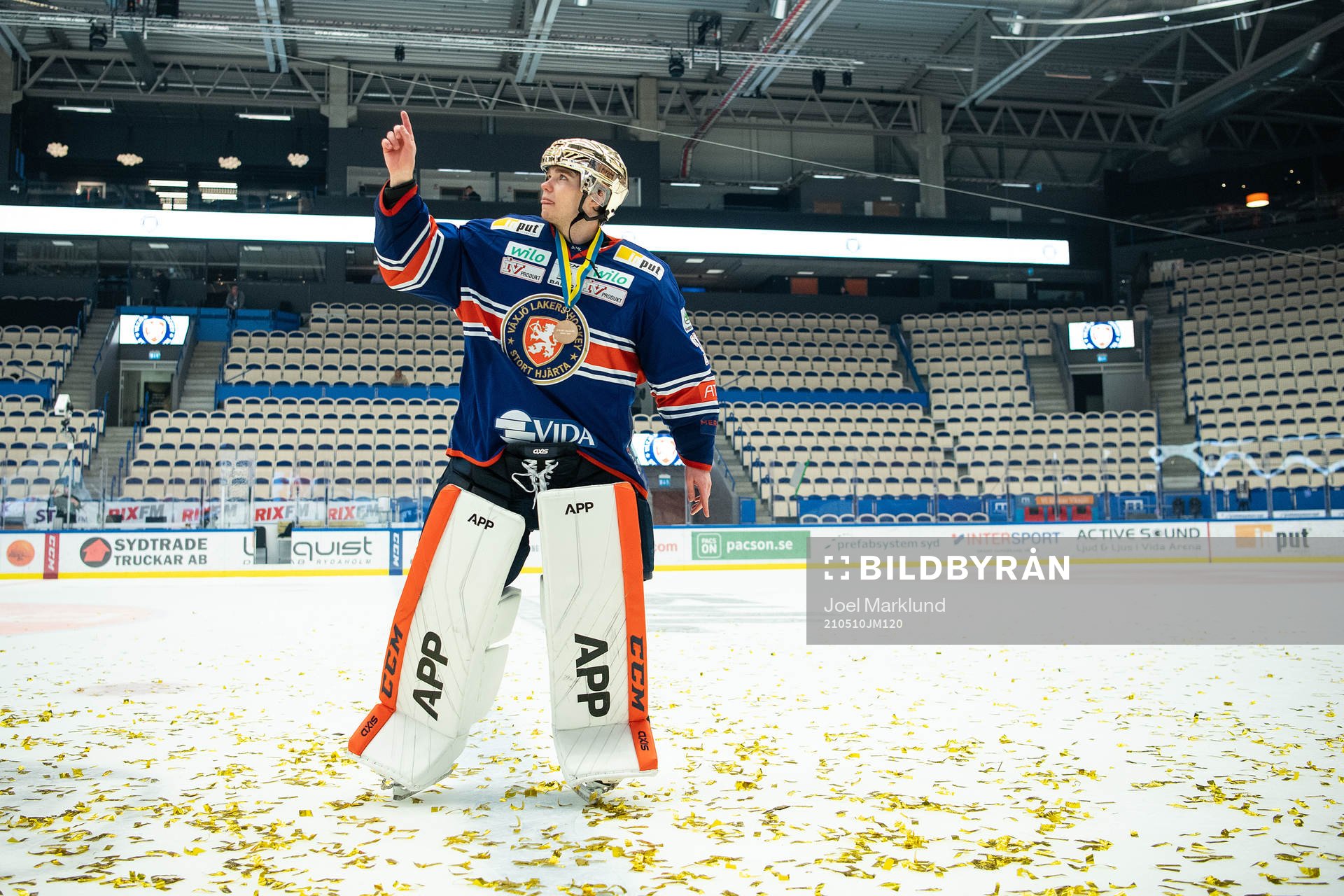 Växjös målvakt Erik Källgren jublar
