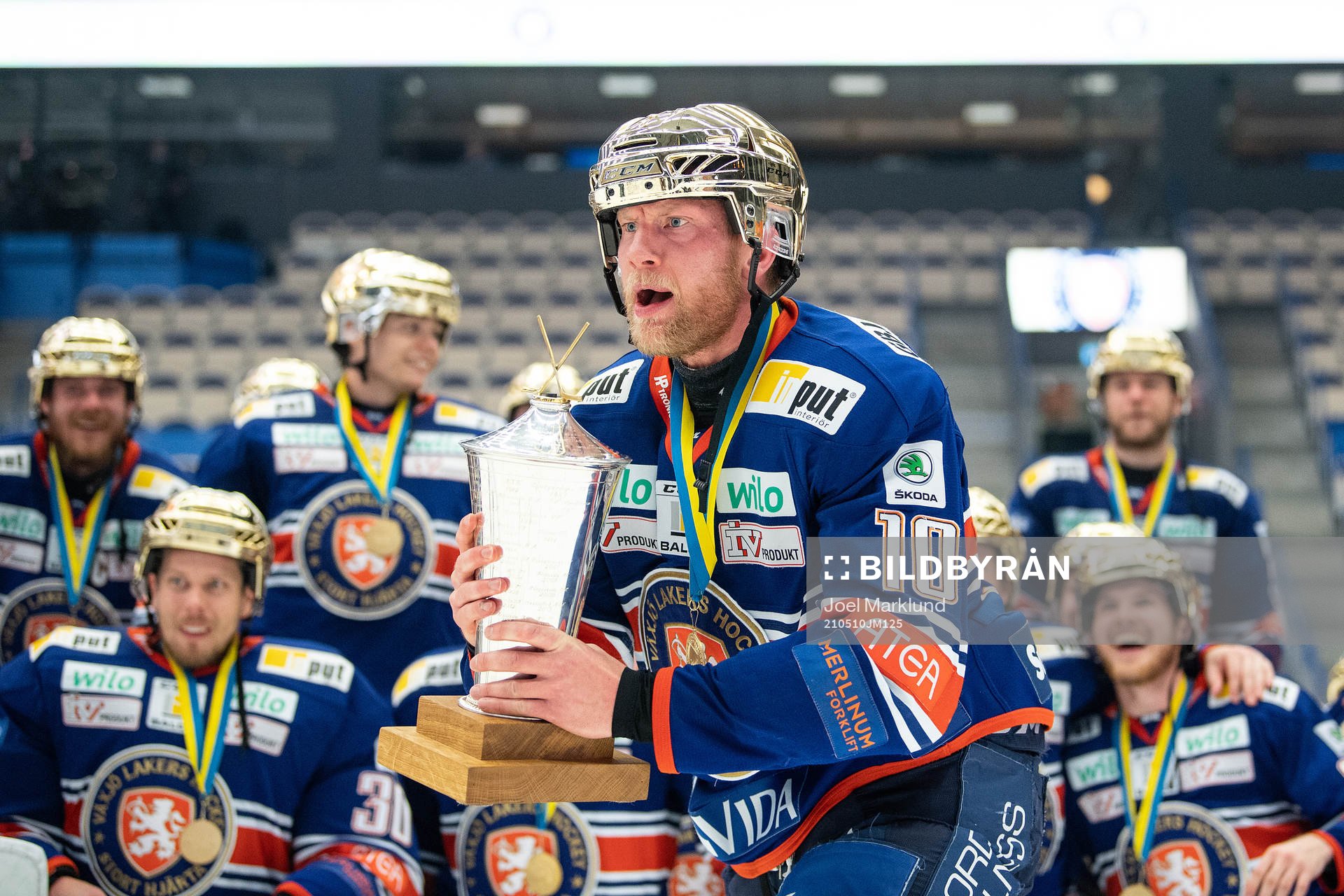 Växjös Richard Gynge jublar med LeMat pokalen