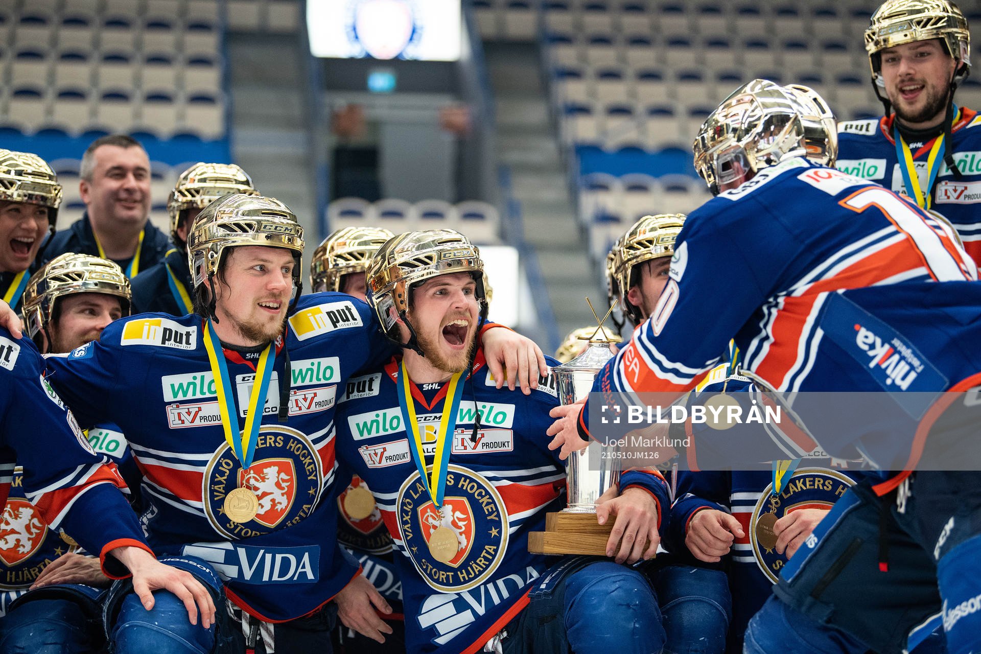 Växjös spelare jublar med LeMat pokalen