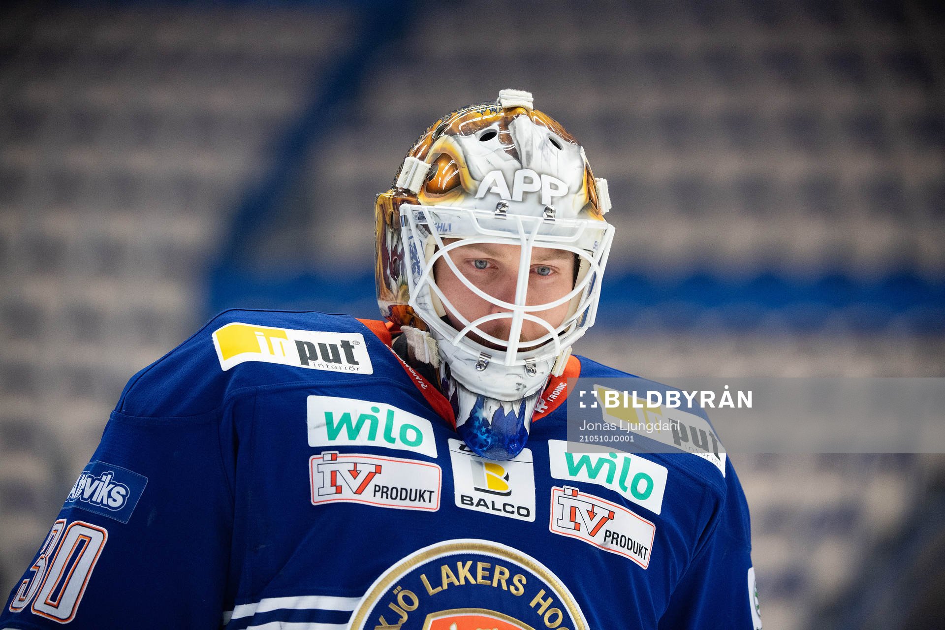 Växjös målvakt Viktor Fasth värmer upp