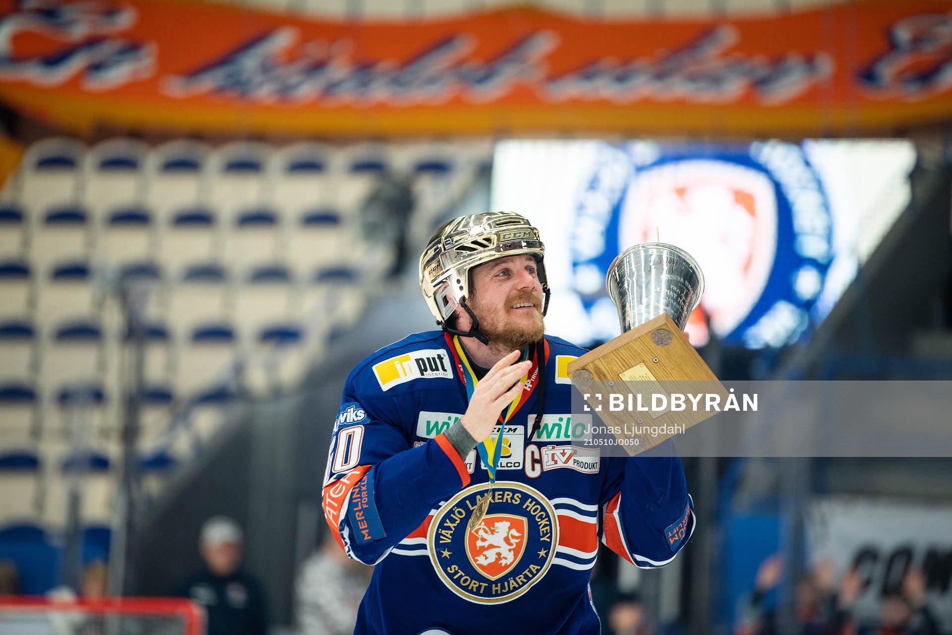 Växjös Erik Josefsson jublar med LeMat pokalen
