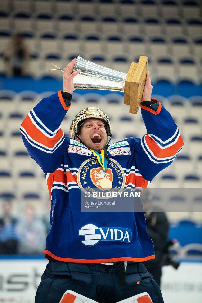 Växjös målvakt Viktor Fasth  jublar med LeMat pokalen