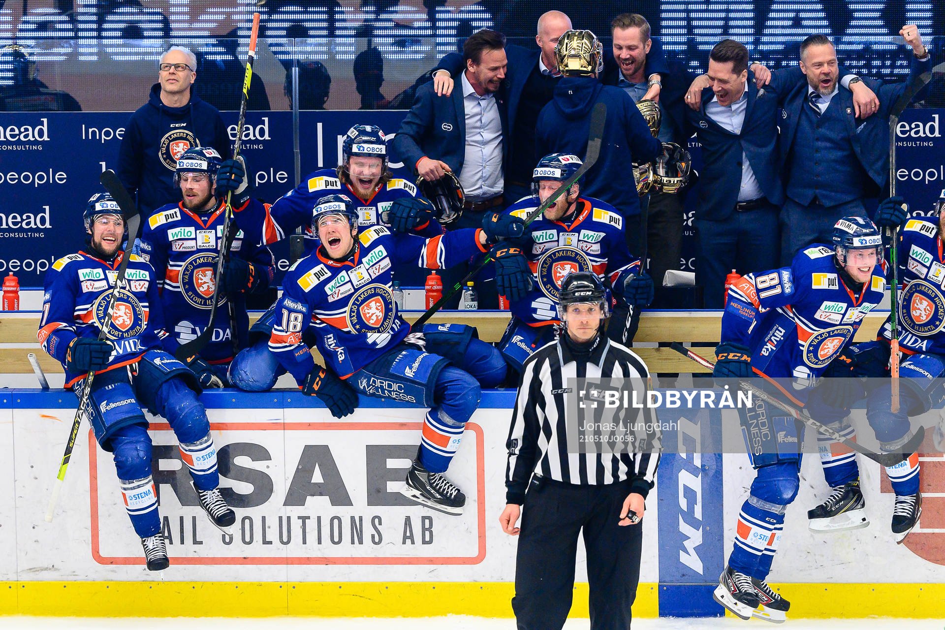 Växjös spelare jublar när de vinner SM-guld