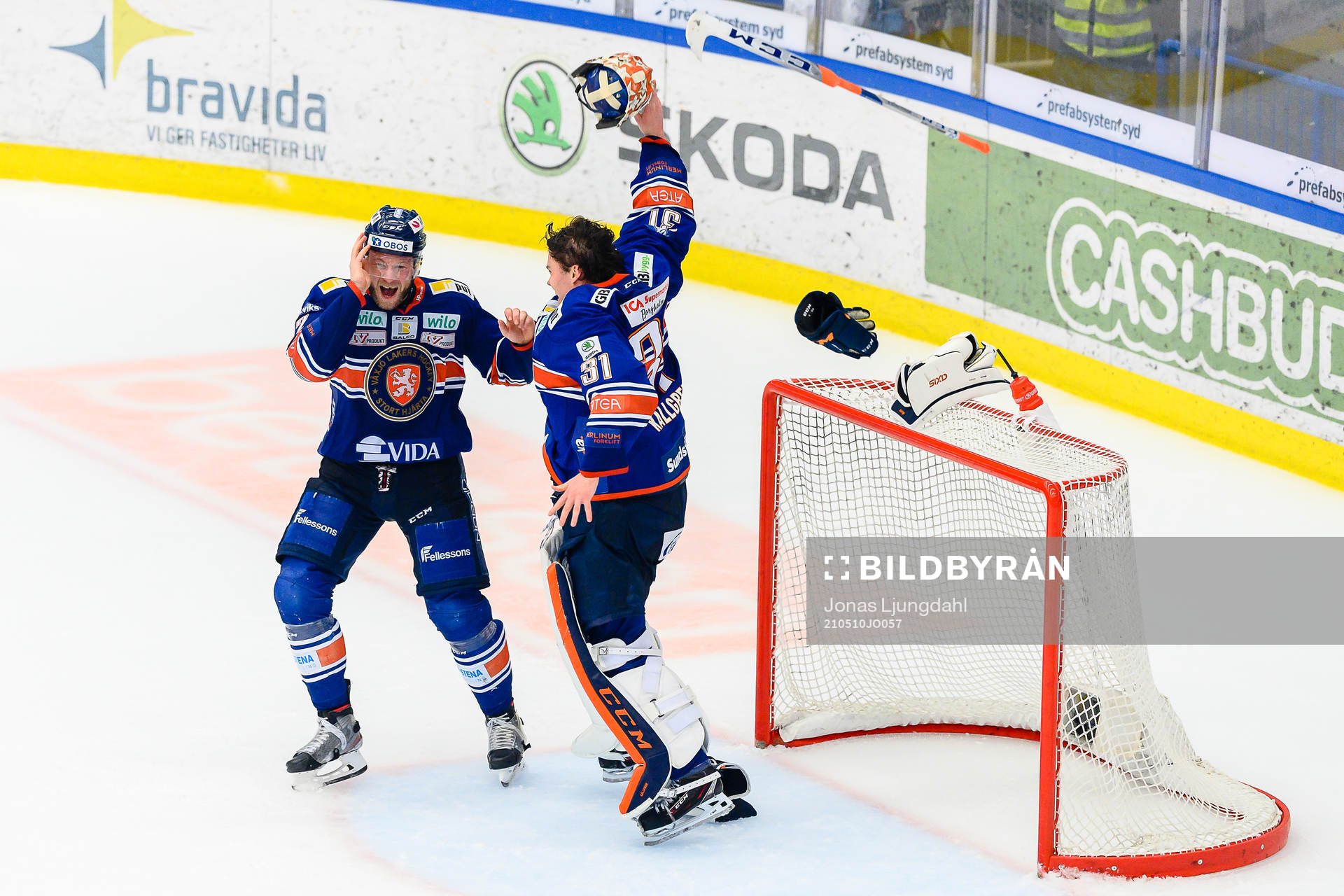 Växjös Christian Folin och målvakt Erik Källgren jublar